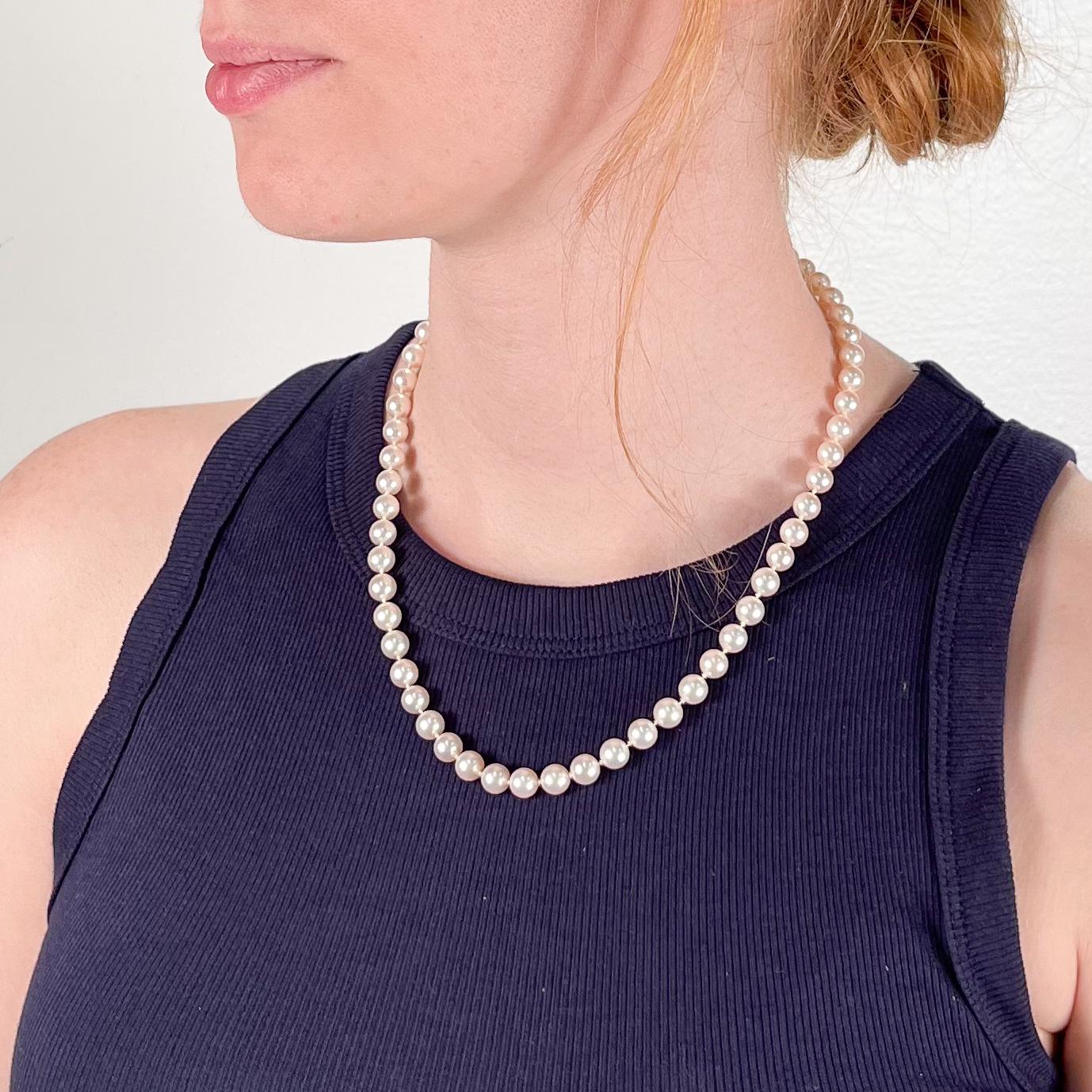 A fine vintage cultured pearl necklace.

With 7-7.5 mm round white pearls with fine color and lustre. 

Set with a 14k gold clasp. 

Originally retailed by Shapur Mozafarian of San Francisco. Together with its original receipt.

Simply a wonderful