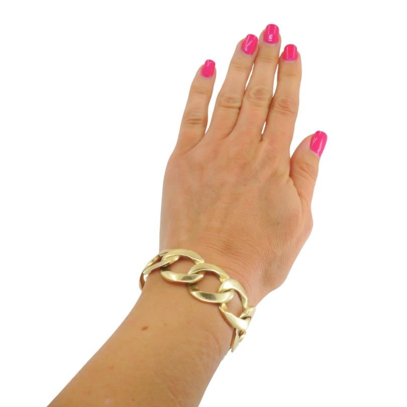 Una pulsera vintage de eslabones anchos aplanados de oro de 14 quilates es una pieza de joyería icónica que destila elegancia atemporal. Diseñado como un eslabón de bordillo ancho y aplanado, con un acabado suave y lujoso y cierre oculto,  marcado
