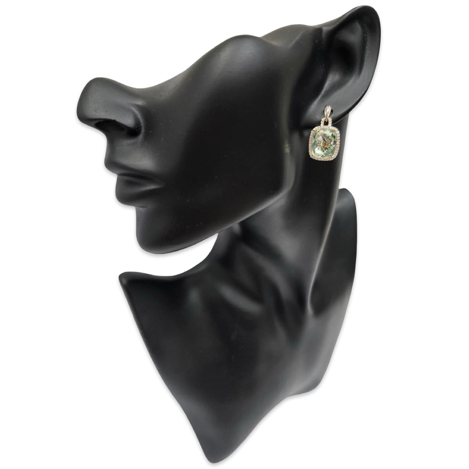 Orecchini d'epoca in oro 14k con prasiolite verde sfaccettata di circa 11,8 mm × 10 mm, incorniciata da un raffinato alone di diamanti per una lucentezza e una brillantezza elevate. Le pietre si collocano nella gamma dei quarzi, coerentemente con la