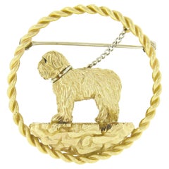 Broche vintage en or 14 carats avec détail de chien maltais texturé et cadre circulaire en forme de laisse avec épingle