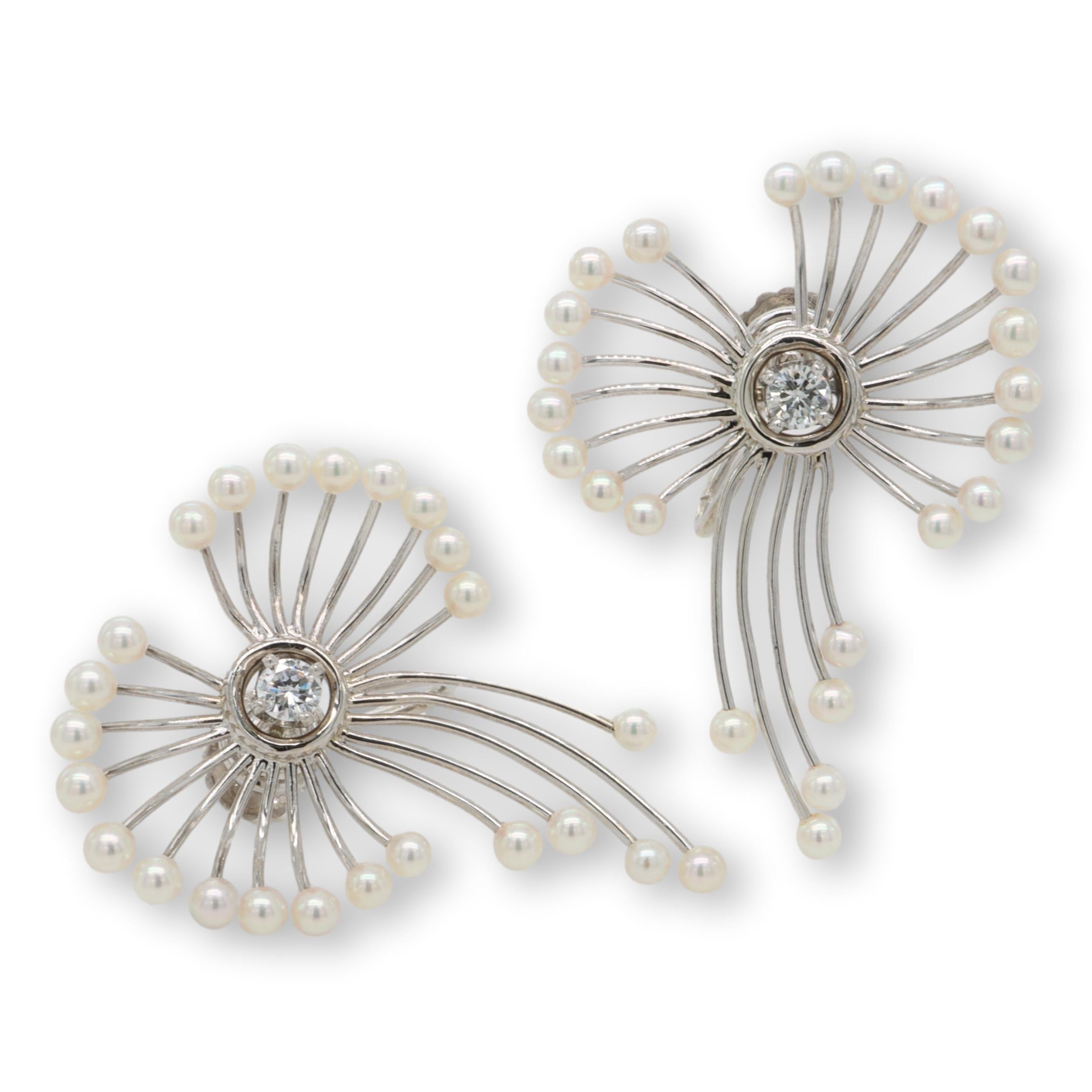 Vintage-Ohrringe aus 14 Karat Weißgold mit 2 runden Diamanten im Brillantschliff und 48 Akoya-Perlen von 2,6-2,8 mm Durchmesser mit rosafarbenem Lüster in offener Blütenform. Beide Ohrringe haben einen Vintage-Schraubverschluss. Mit dem Metallgehalt
