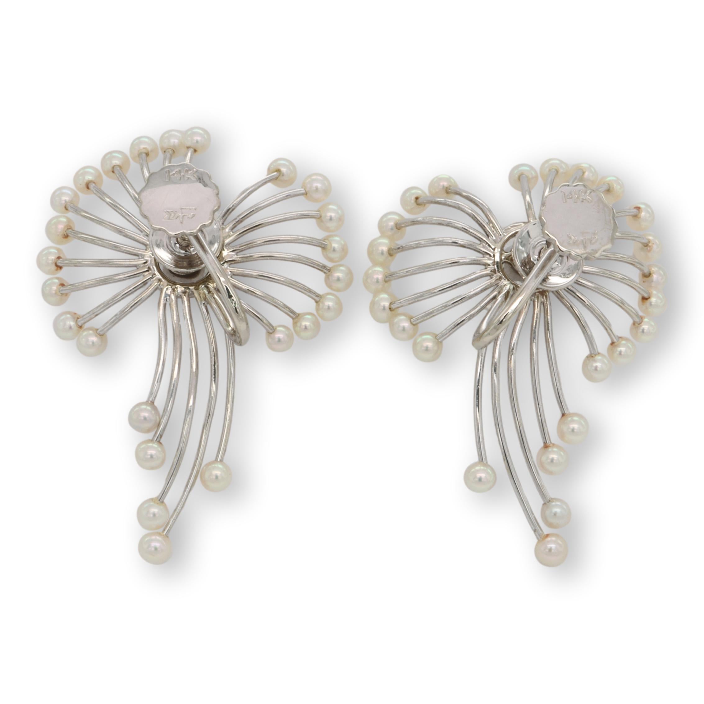 Rétro Boucles d'oreilles en or 14K avec diamants et perles Akoya Circa 1950 en vente