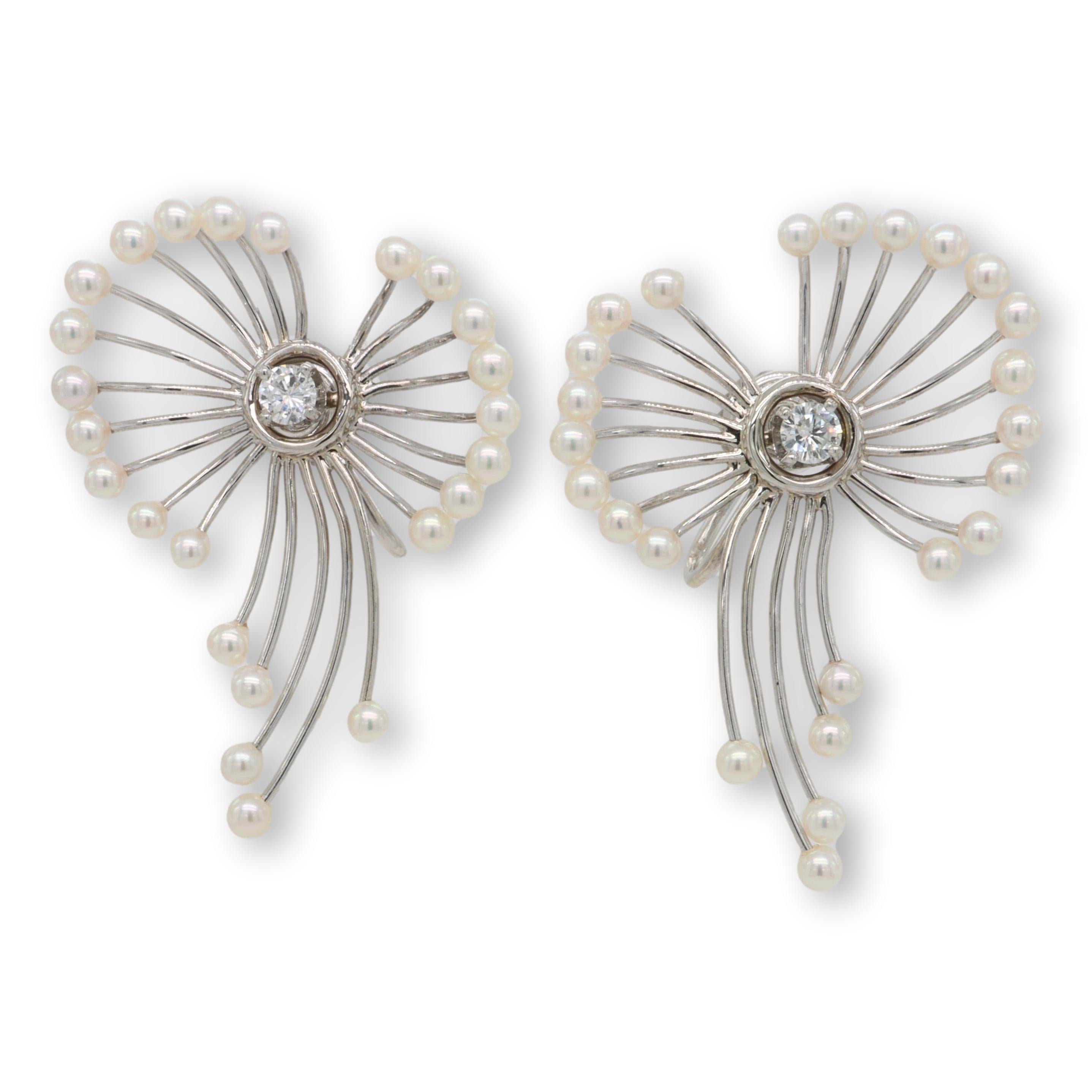 Taille ronde Boucles d'oreilles en or 14K avec diamants et perles Akoya Circa 1950 en vente