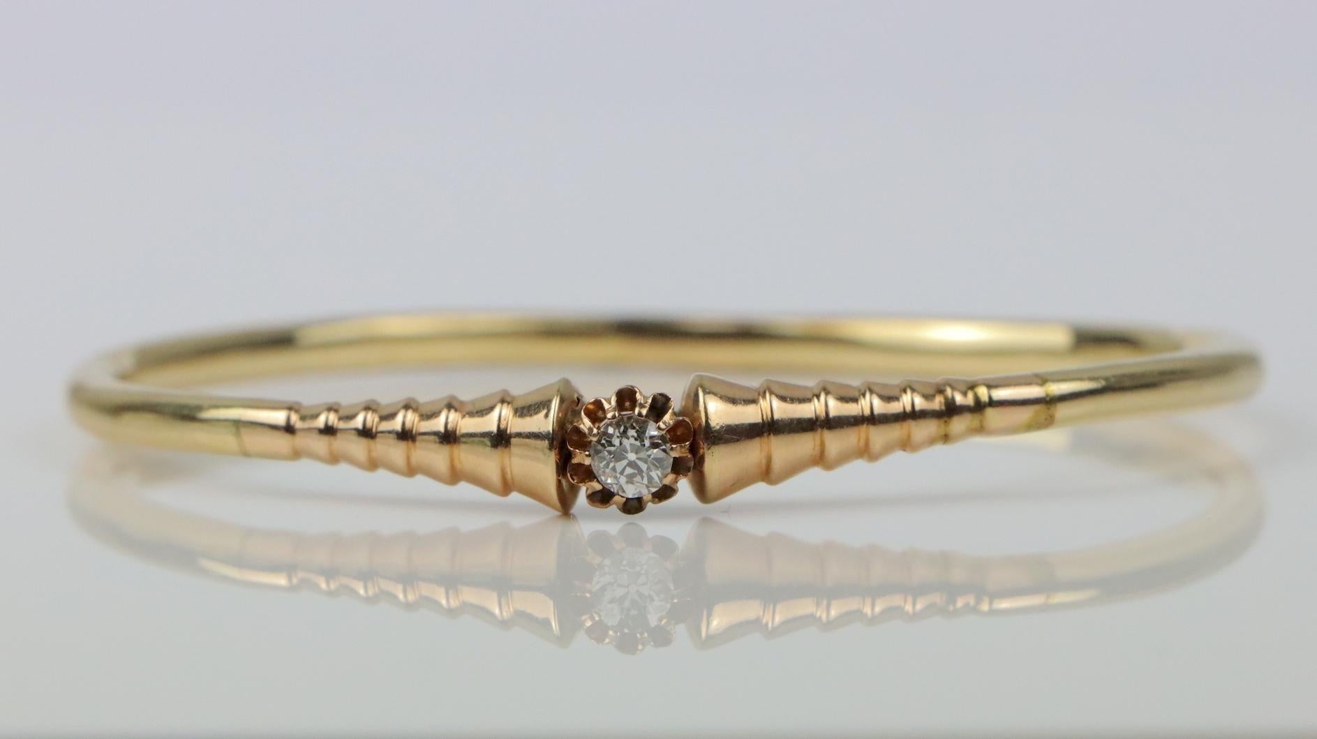 Bracciale vintage con diamanti in oro 14K 
Bracciale in oro massiccio 14K montato con (1) diamante centrale quasi incolore. 

Dimensioni approssimative:
19,7 cm (circonferenza) x 0,4 cm - 0,7 cm (larghezza) 
13,6 grammi di peso