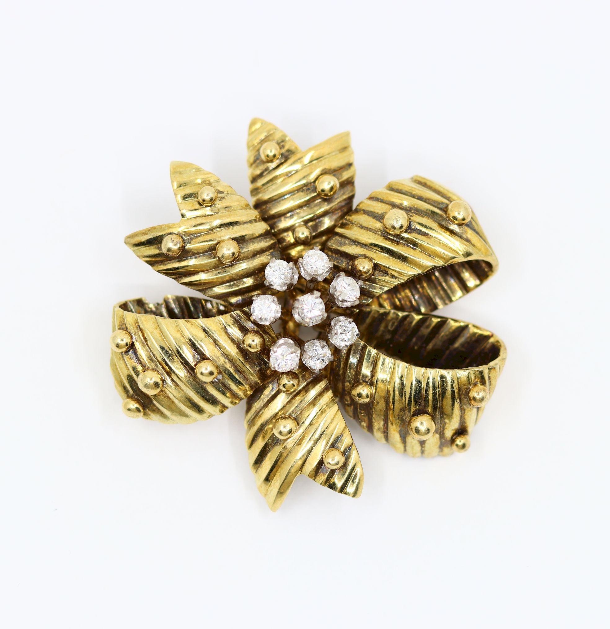 Vintage 14K Gold Diamond Bow Brosche Pin
In Form einer Schleife aus strukturiertem Band, besetzt mit ca. 0,88 (+/-) Karat Diamanten.

Markiert:
18K

Ungefähre Abmessungen:
5 cm (Durchmesser)
30,5 Gramm Gewicht.


** Diamanten und Farbsteine werden