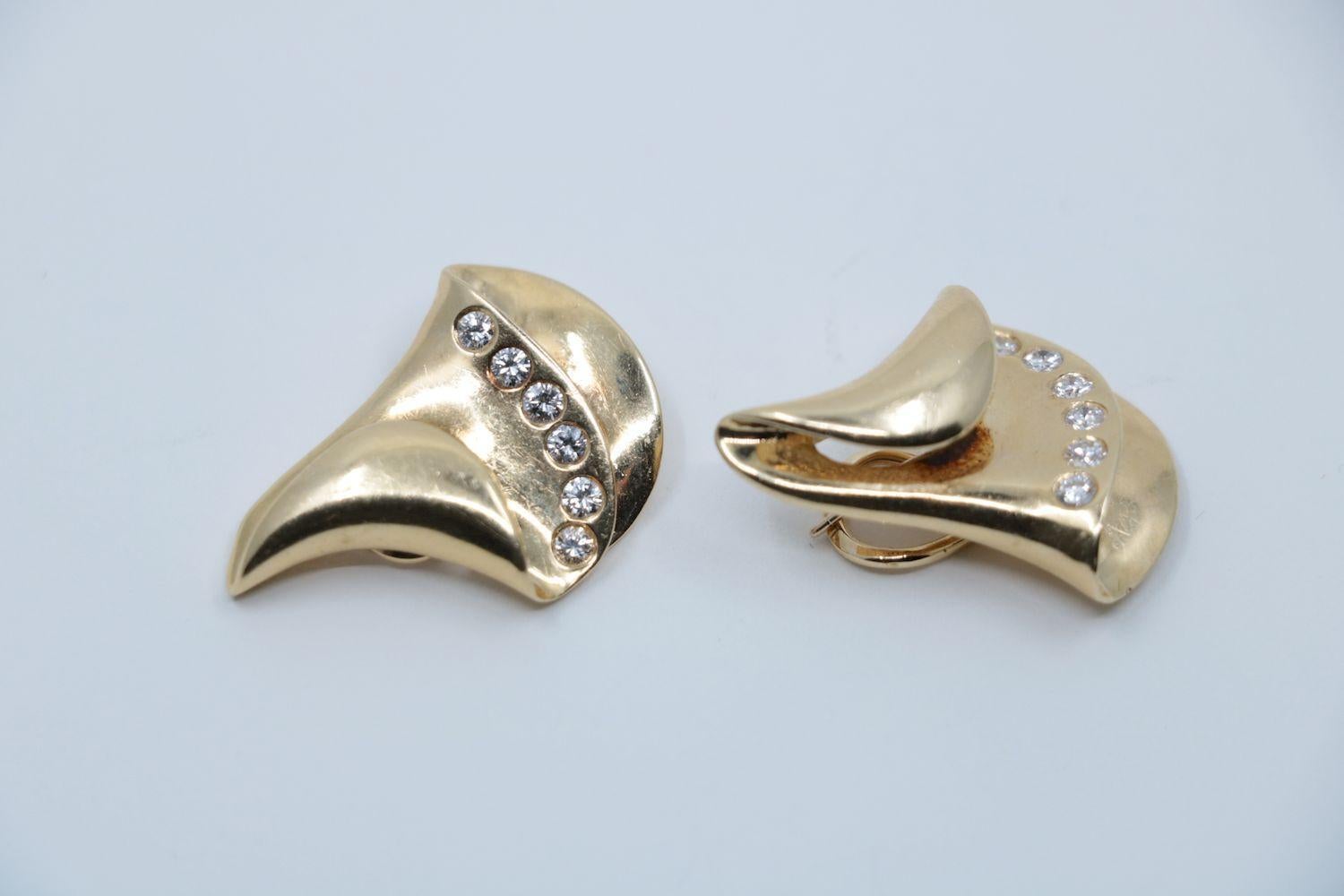 Orecchini vintage con diamanti in oro 14K

Contrassegnato:
14K

Dimensioni approssimative:
3,1 cm (lunghezza)
2,4 cm (larghezza)
0,72 ct (diamante)
15,2 grammi di peso.