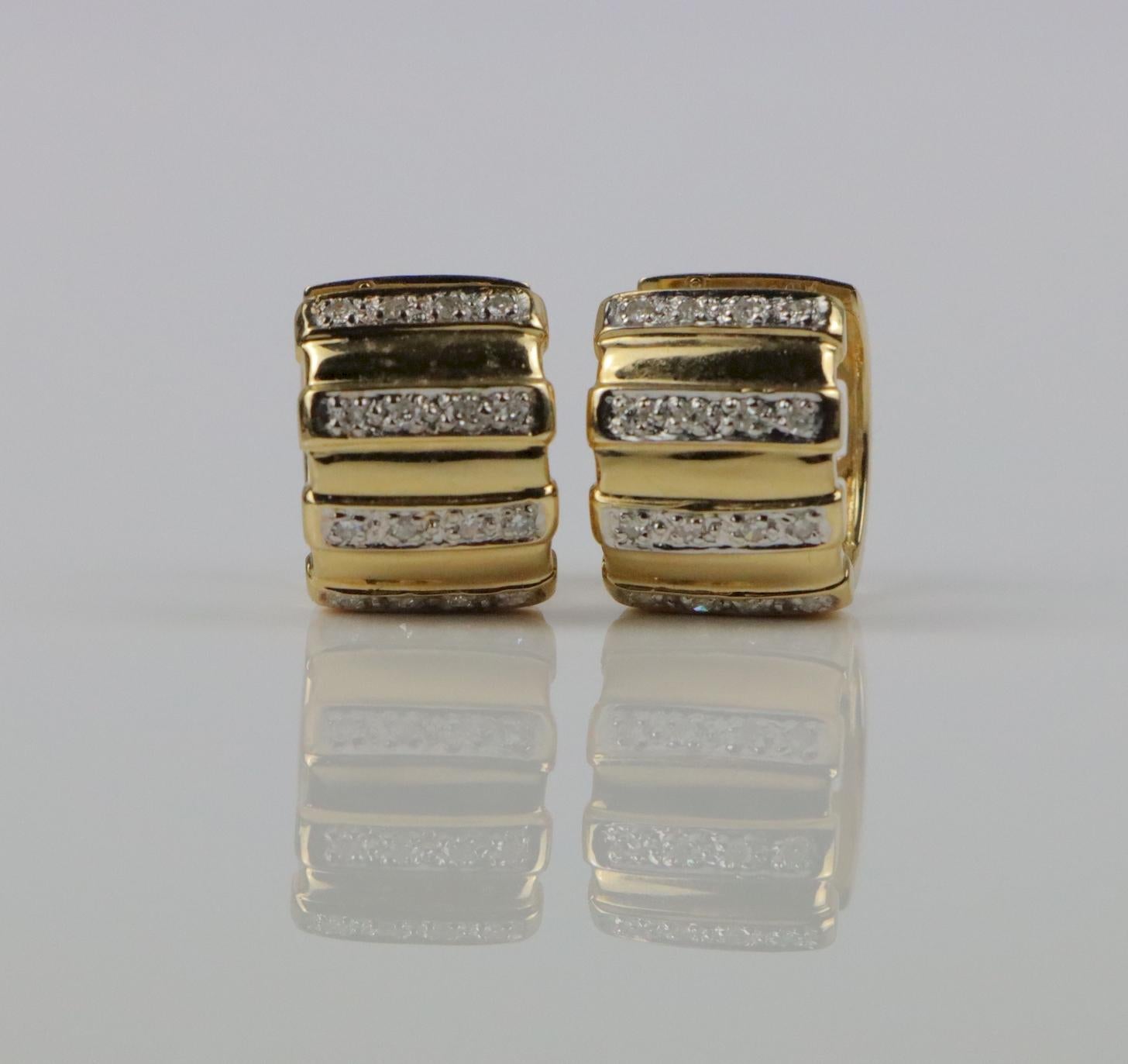 Pendientes Huggie Vintage de Diamantes de Oro de 14K 
Montado con aproximadamente 0,3 +/- Quilates de Diamantes casi incoloros 

Dimensiones aproximadas:
1,4 cm (Diámetro) x 1 cm (Anchura)
5,3 gramos de peso