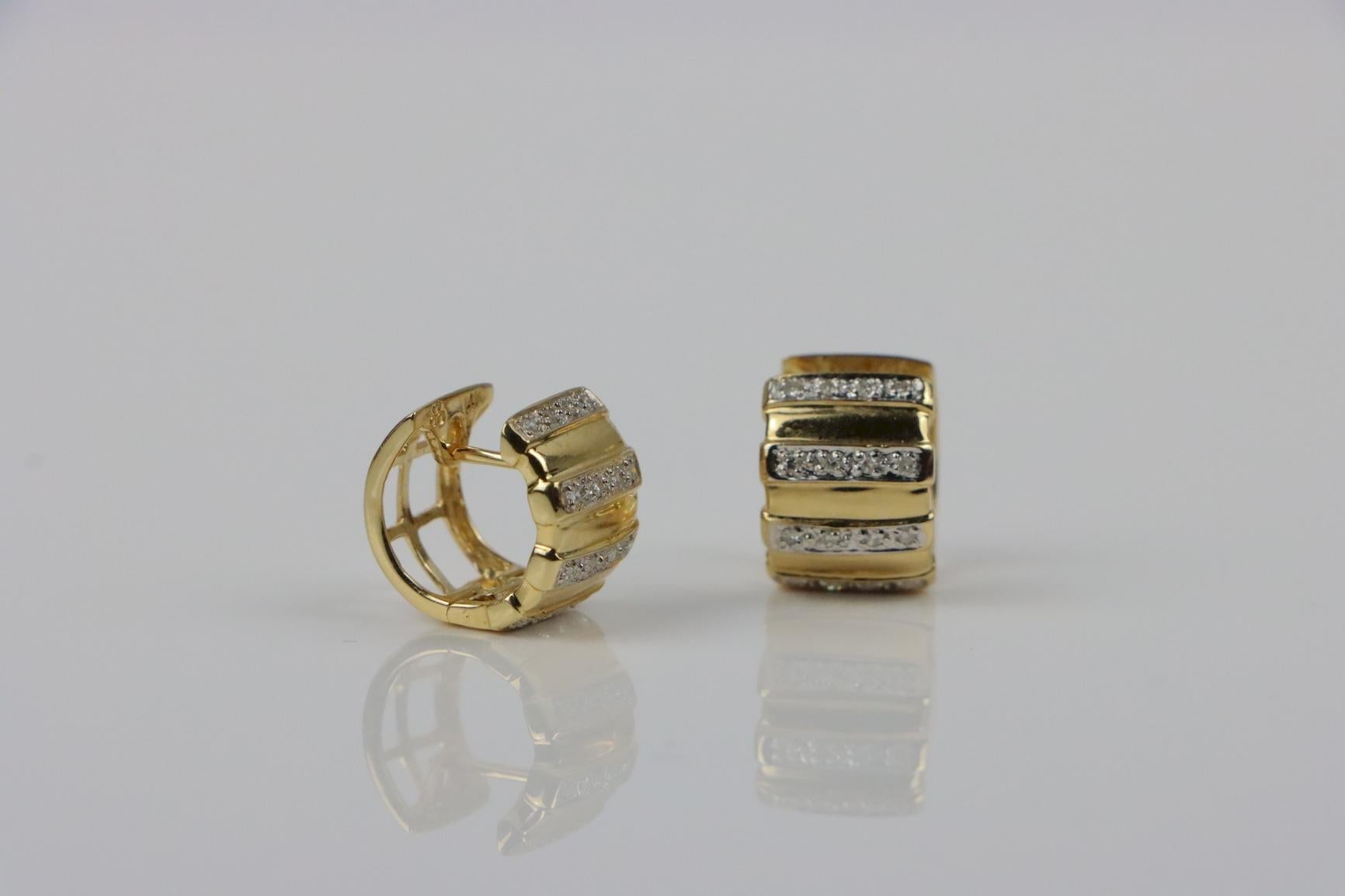 Pendientes Huggie Vintage de Diamantes de Oro de 14K Corte redondo en venta
