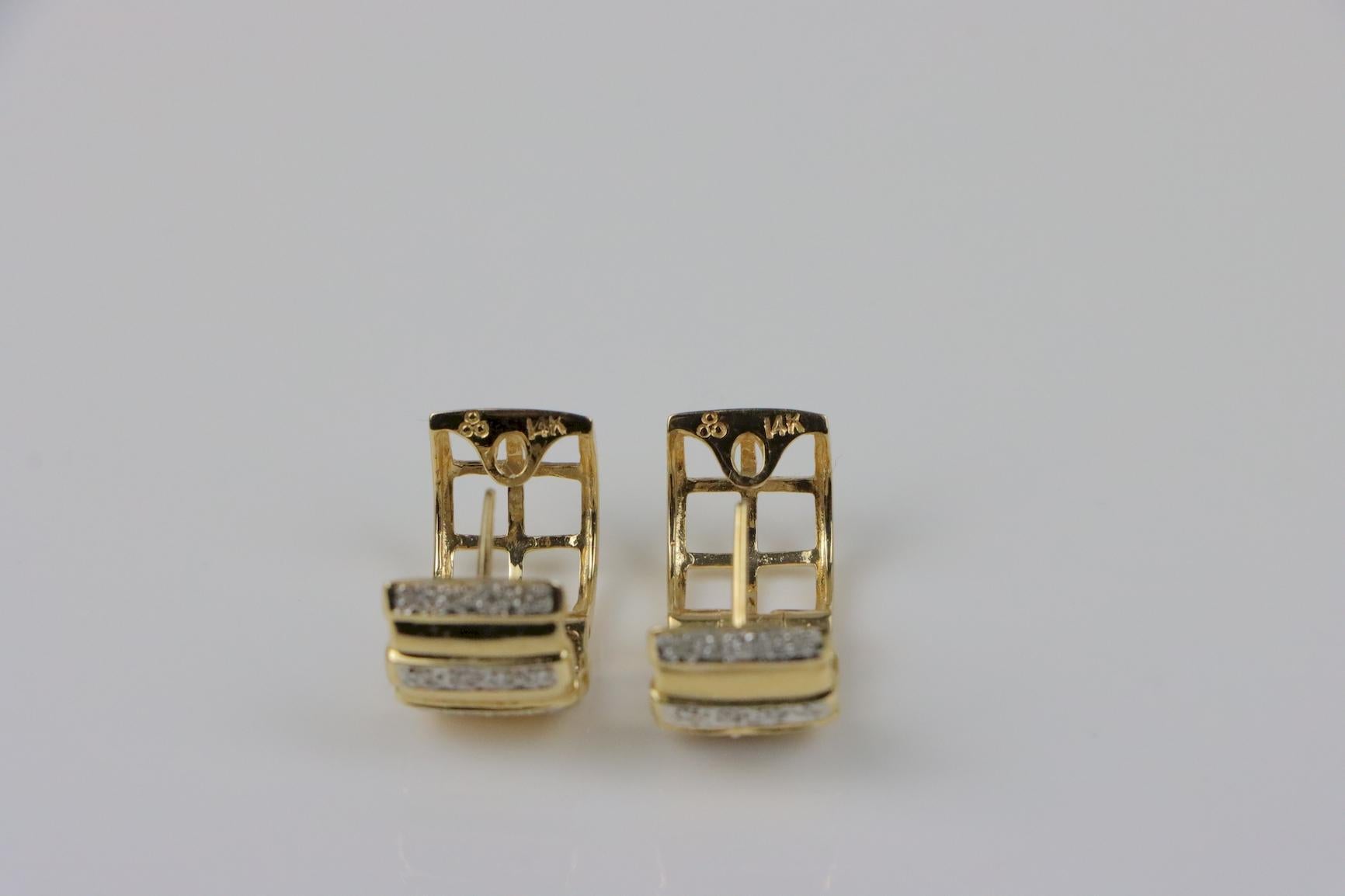 Pendientes Huggie Vintage de Diamantes de Oro de 14K en venta 1