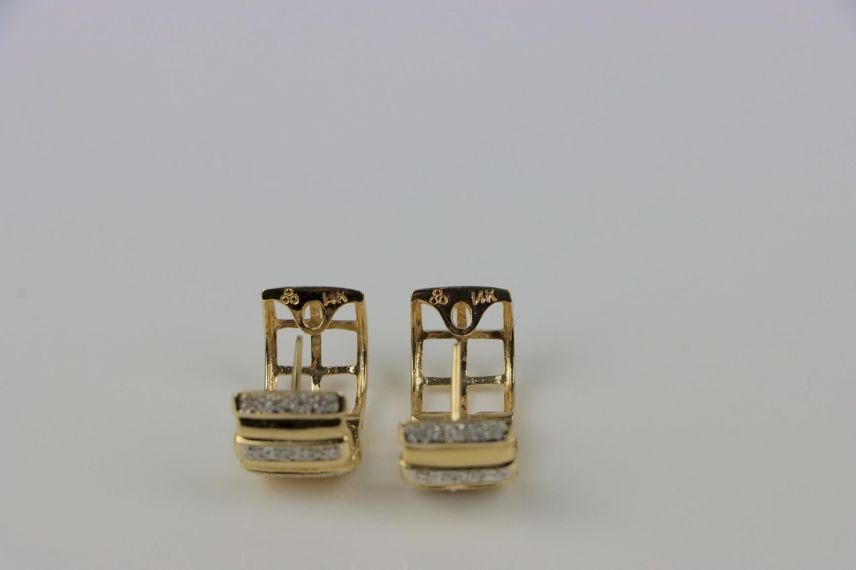 Pendientes Huggie Vintage de Diamantes de Oro de 14K en venta 2