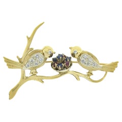 Broche vintage en or 14 carats, diamants, rubis et saphirs, motif oiseaux d'amour avec nid sur branche