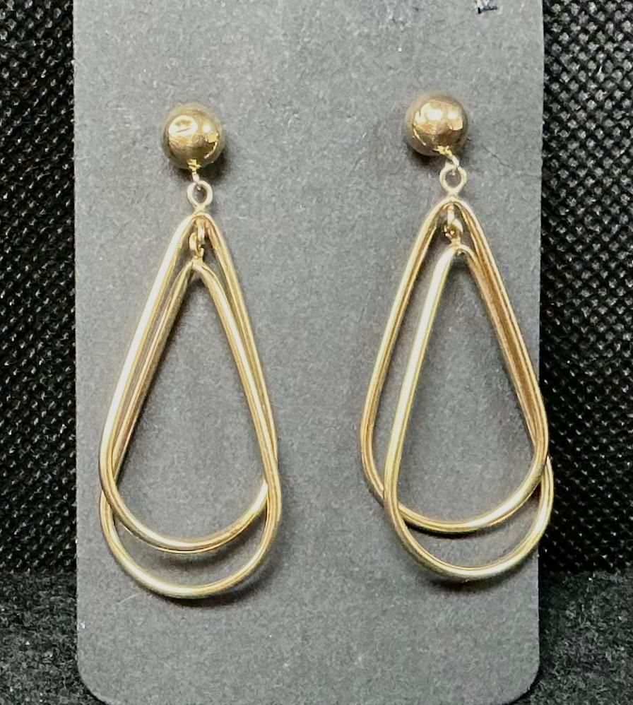 Los pendientes de lágrima vintage de oro de 14 quilates presentan un elegante diseño de doble colgante con un toque modernista. Cada pendiente se compone de dos lazos alargados en forma de lágrima suspendidos de un poste de bola de oro, creando un