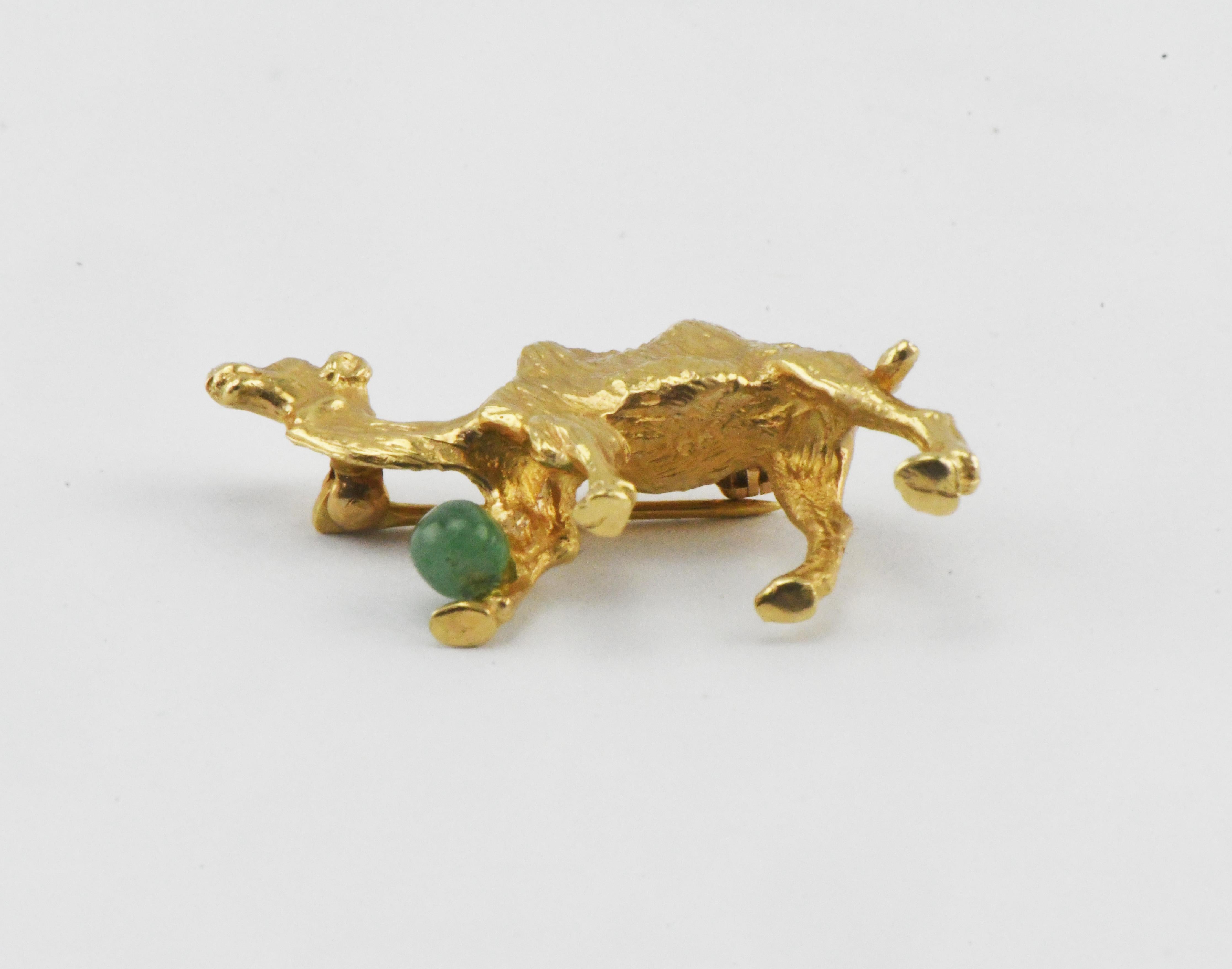 Women's or Men's Vintage 14 Karat Gold Double Hump Camel Pin Brooch with Jade Accent