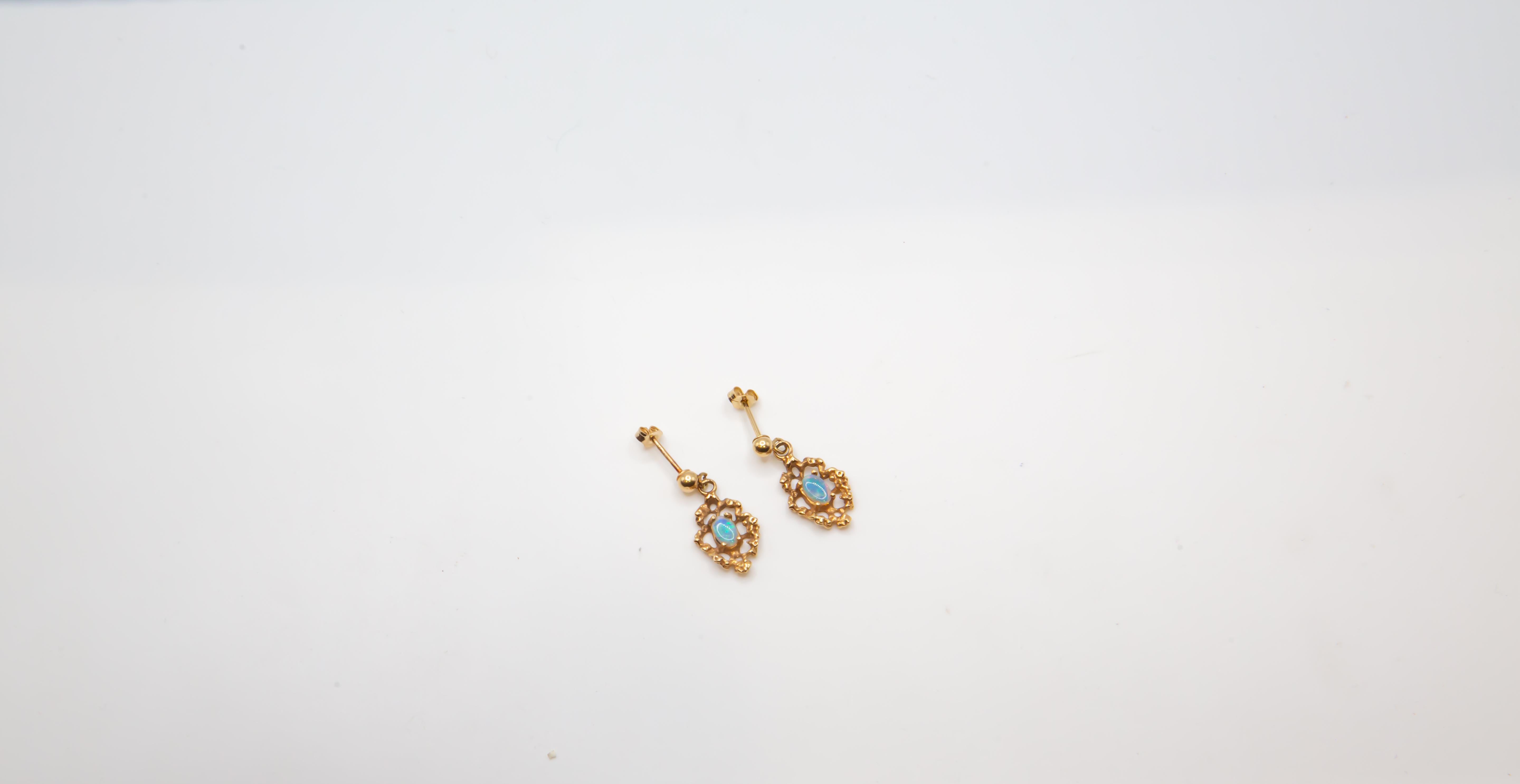 Romantico Orecchini pendenti d'epoca in oro 14K con opali naturali  Design a volute ornato in vendita