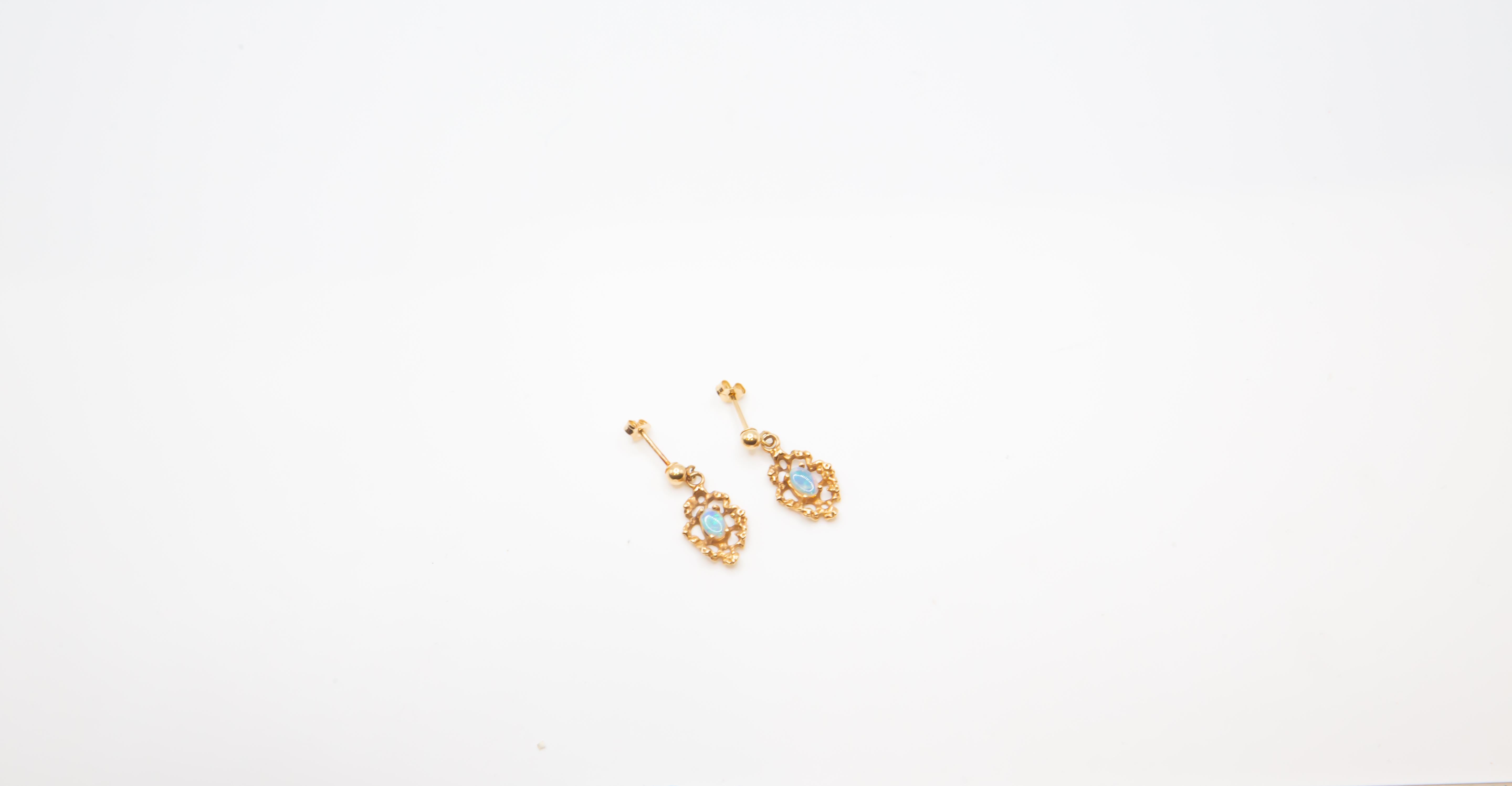 Orecchini pendenti d'epoca in oro 14K con opali naturali  Design a volute ornato In condizioni ottime in vendita a Jacksonville, FL