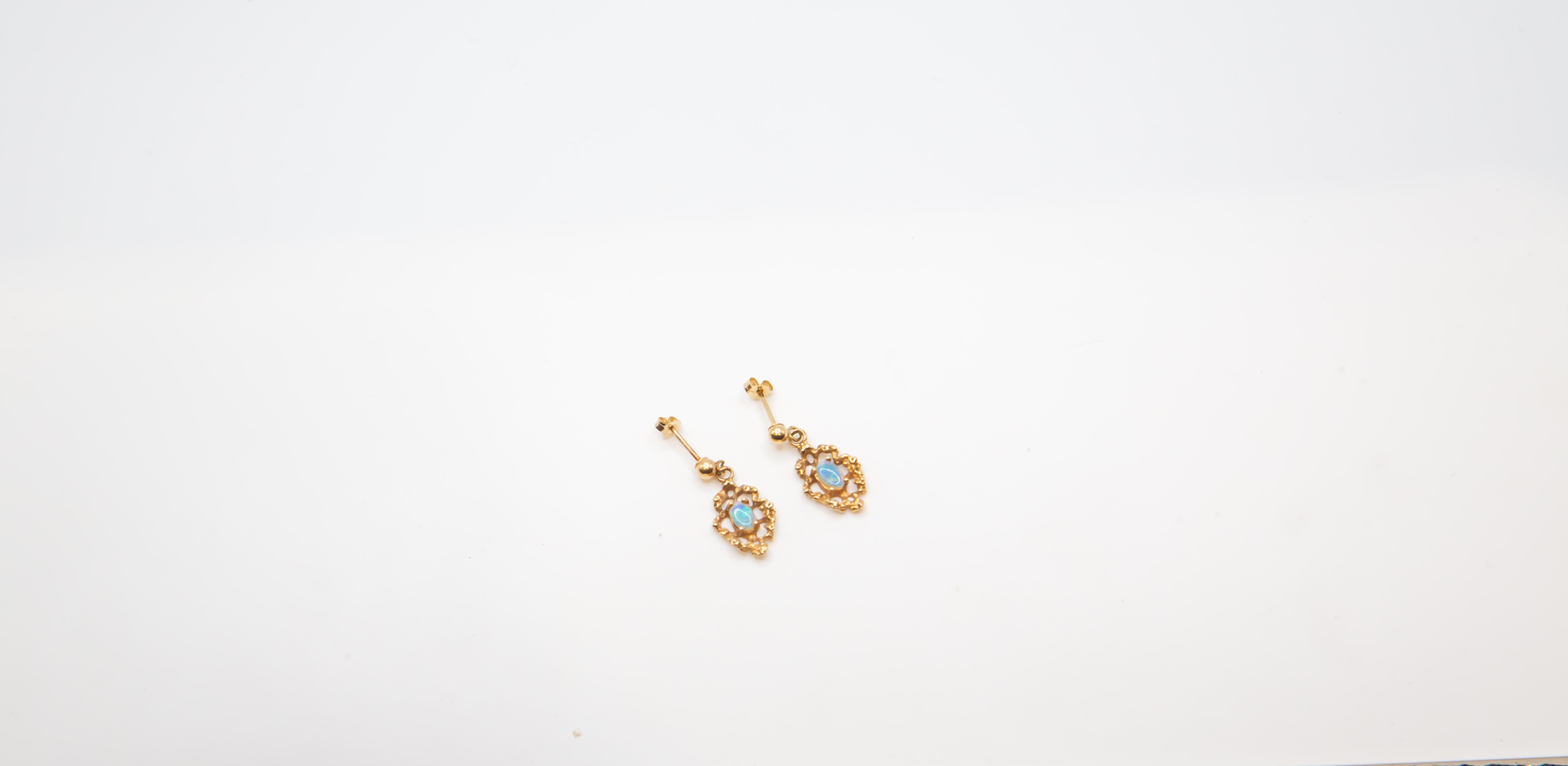 Donna Orecchini pendenti d'epoca in oro 14K con opali naturali  Design a volute ornato in vendita