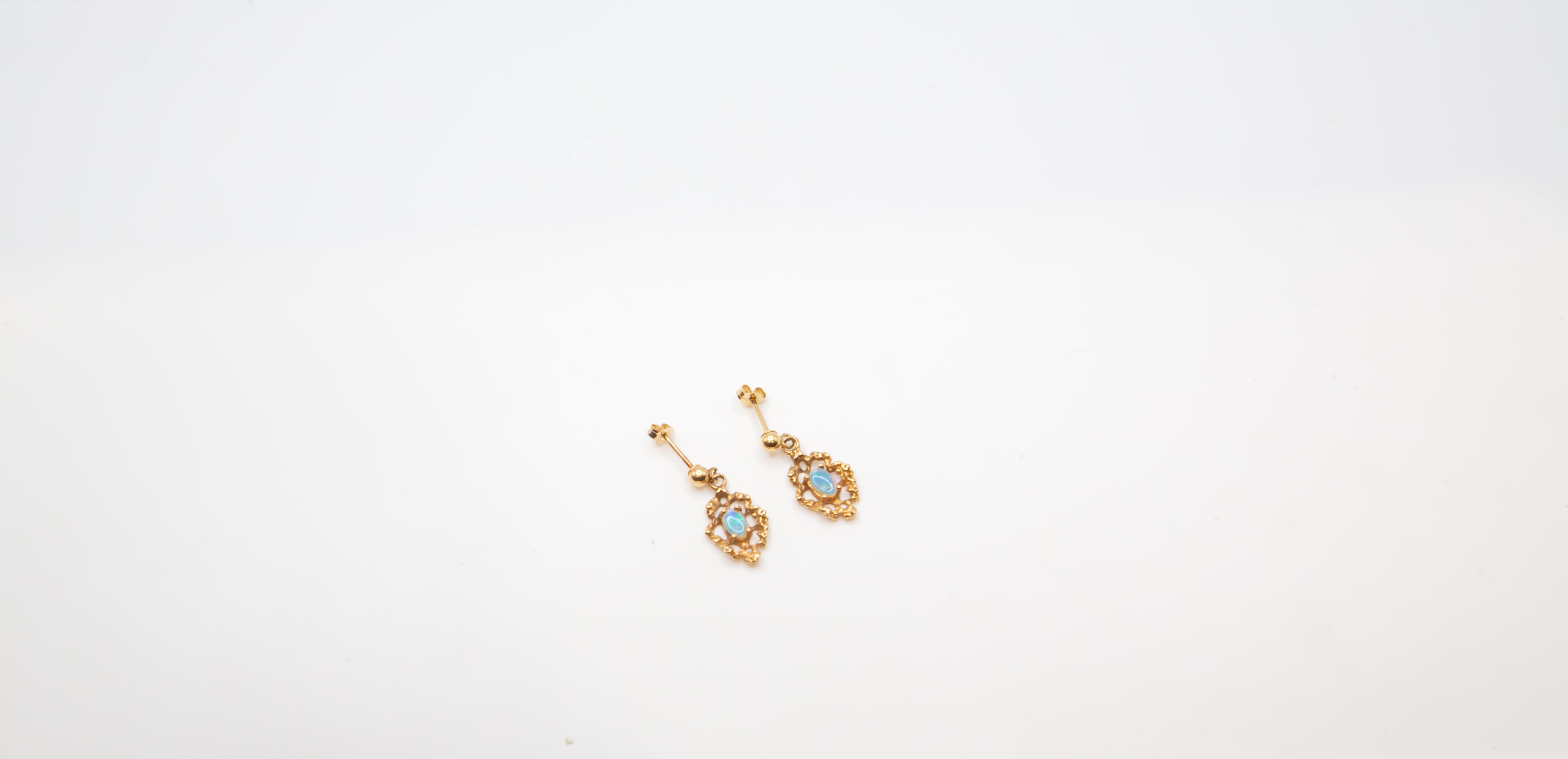 Orecchini pendenti d'epoca in oro 14K con opali naturali  Design a volute ornato in vendita 1