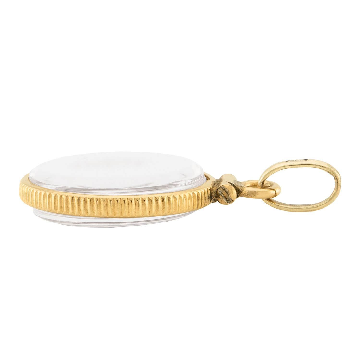 Ce pendentif unique est une pièce amusante de l'époque Vintage (ca1960s) ! Le pendentif/bracelet est constitué d'une bouteille en verre miniature remplie de délicats morceaux d'or rasé. La 