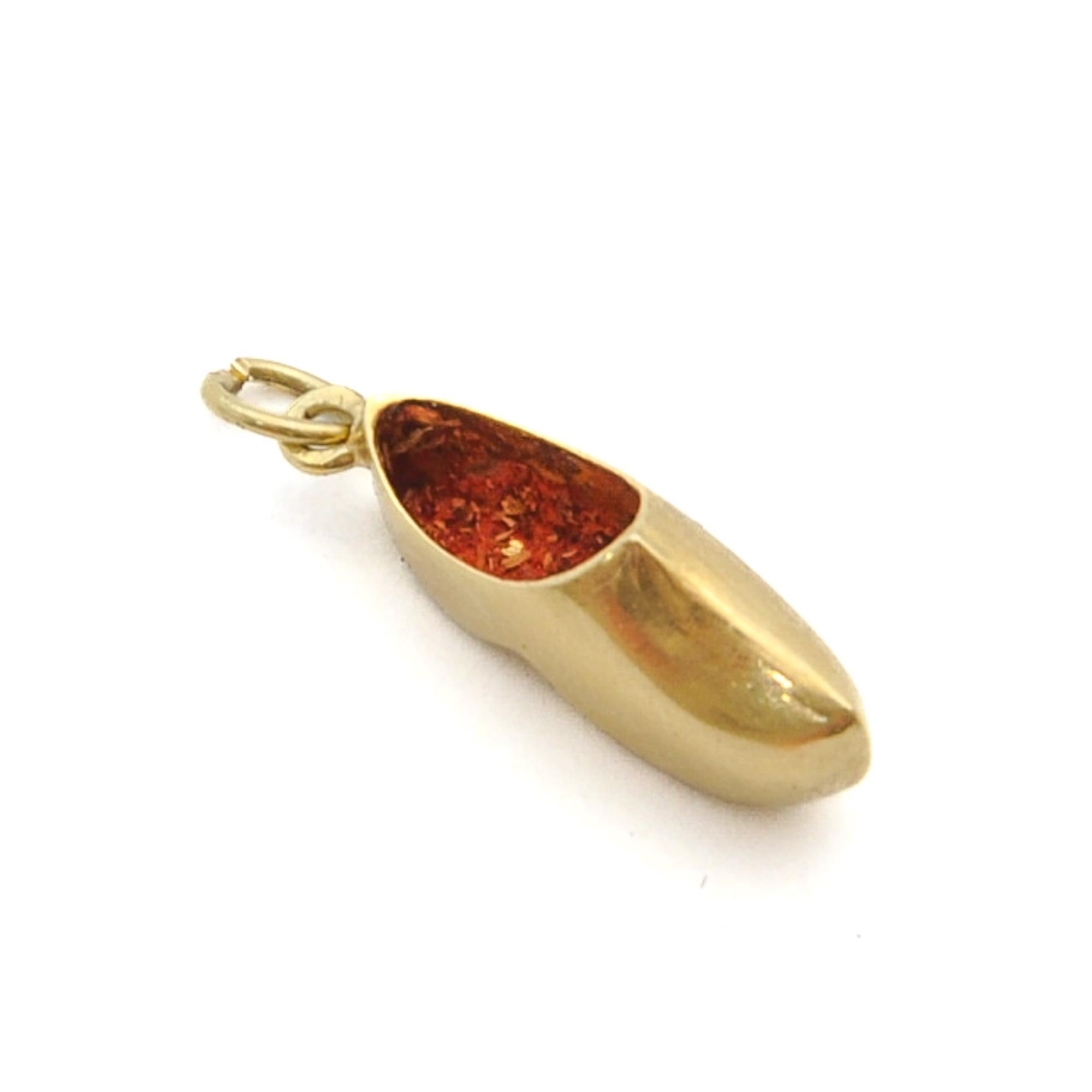 Un bellissimo ciondolo tridimensionale vintage con zoccolo olandese in legno. Lo zoccolo è ben lucidato e realizzato in oro giallo 14 carati. L'Olanda è il paese dei tulipani, dei mulini a vento e degli zoccoli. Queste icone olandesi sono le