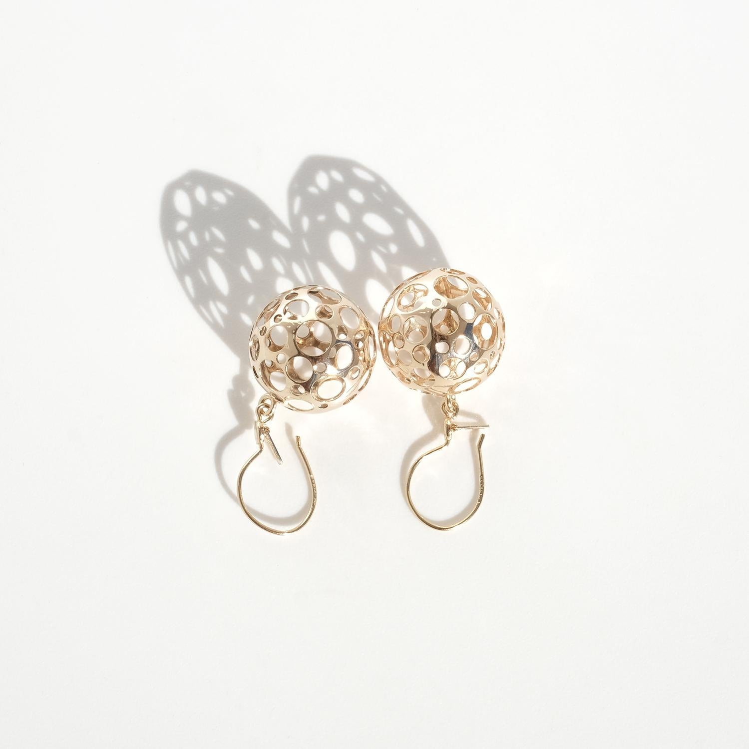 Vintage 14K Gold Earrings “Leppäkerttu” by Liisa Vitali In Good Condition For Sale In Stockholm, SE
