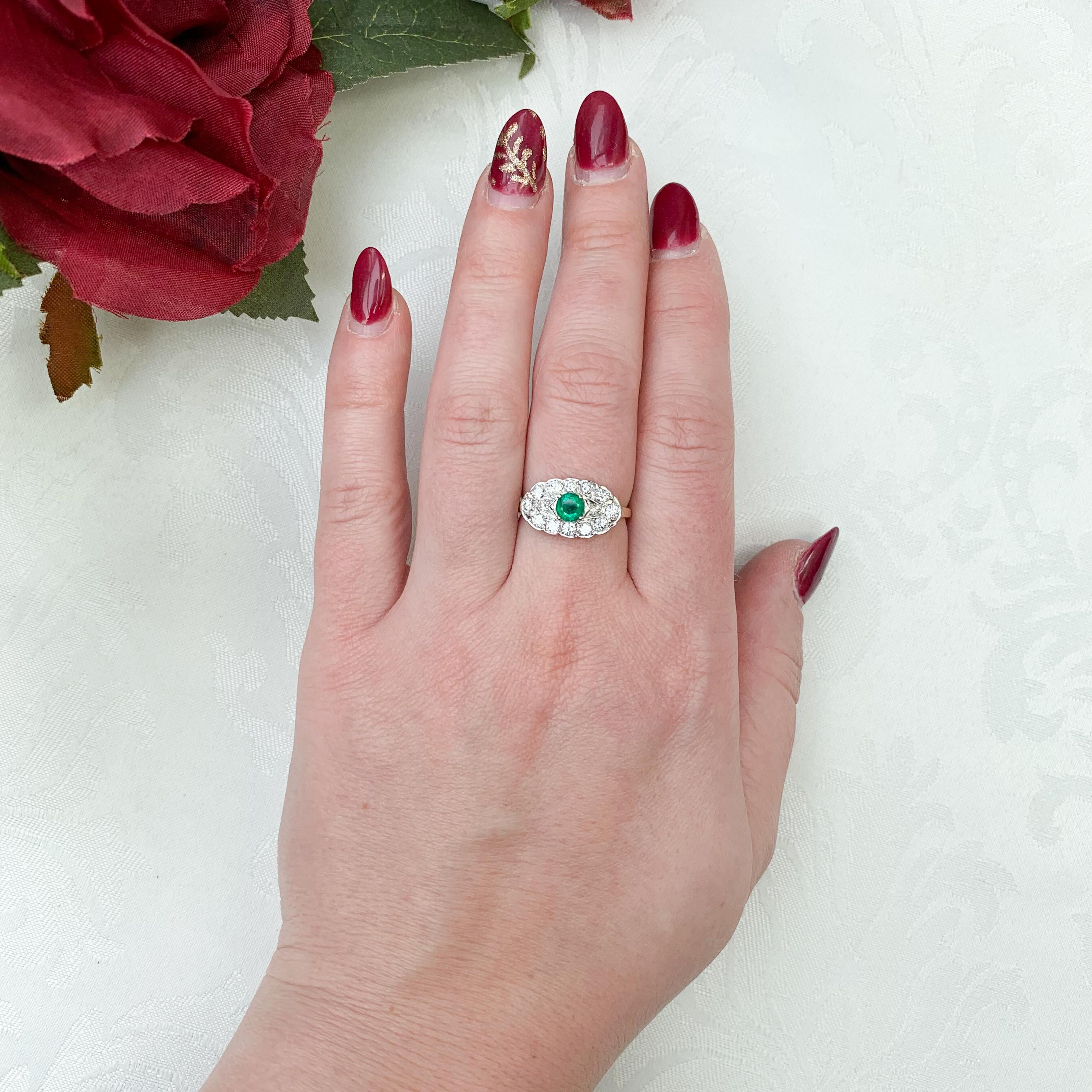 Anello vintage in oro 14K con smeraldo e diamanti, misura 7,25 in vendita 1