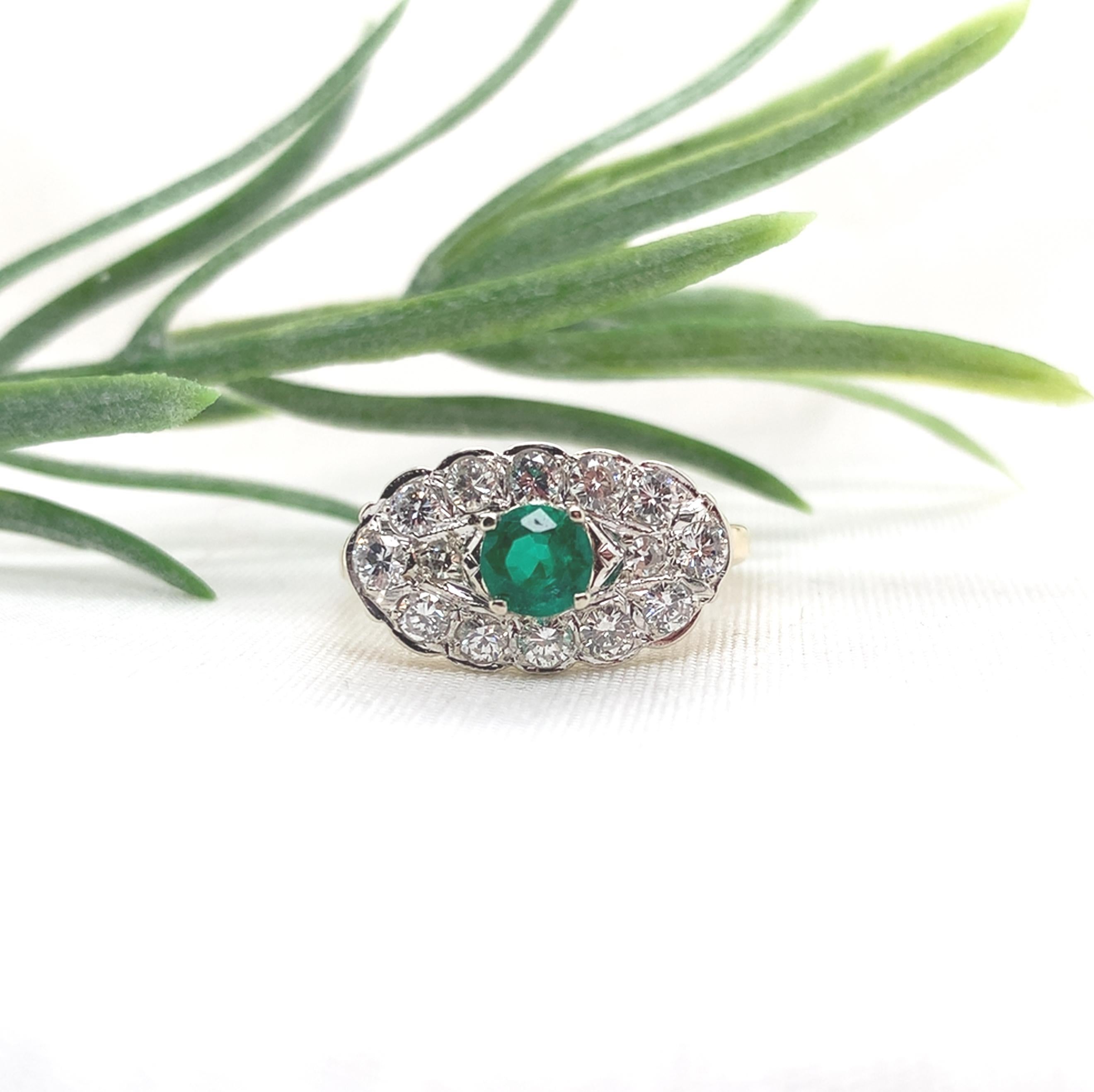 Anello vintage in oro 14K con smeraldo e diamanti, misura 7,25 in vendita 3