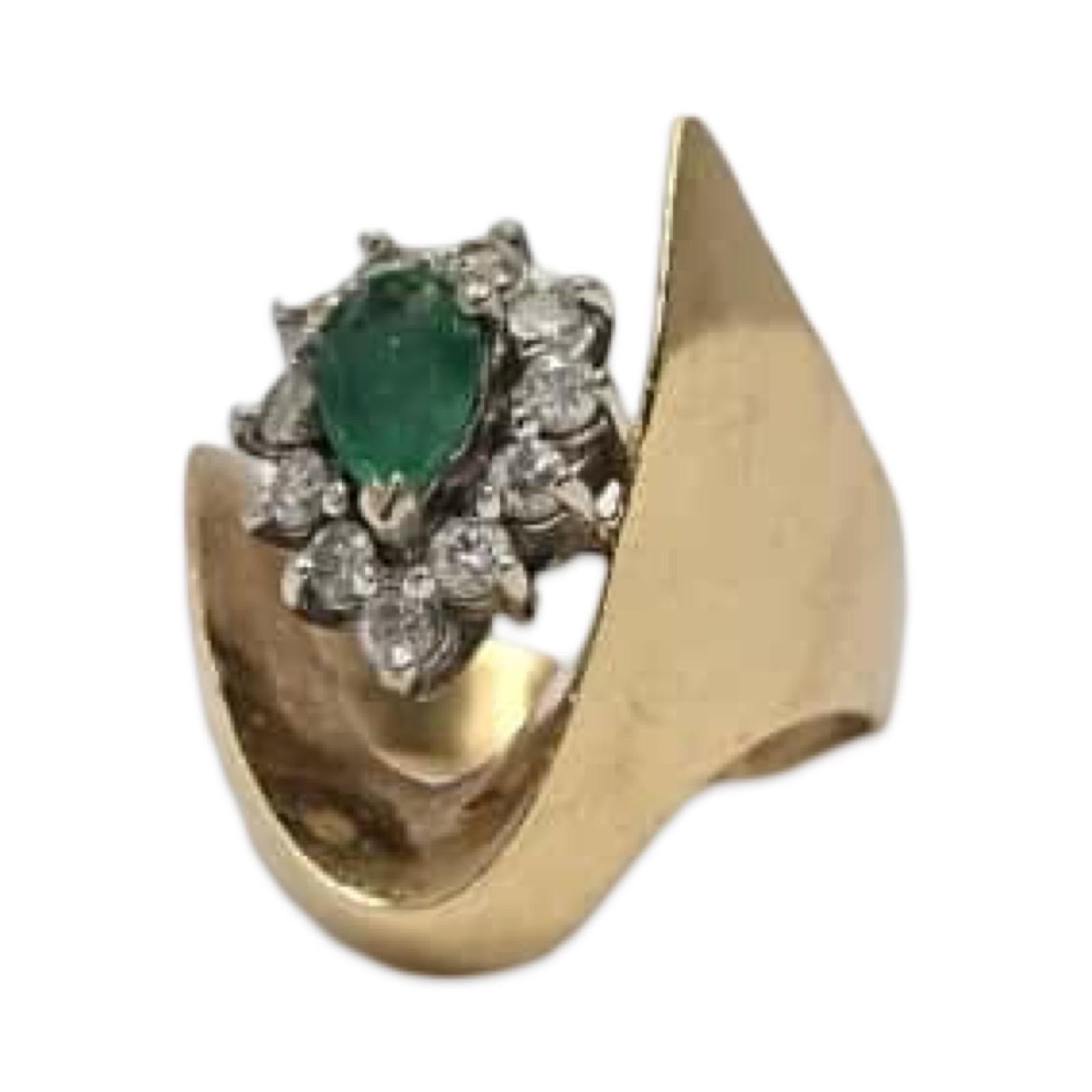 Taille poire Vintage 14K Gold Emerald & Diamond Ring 0.84 TCW Bypass Design en vente