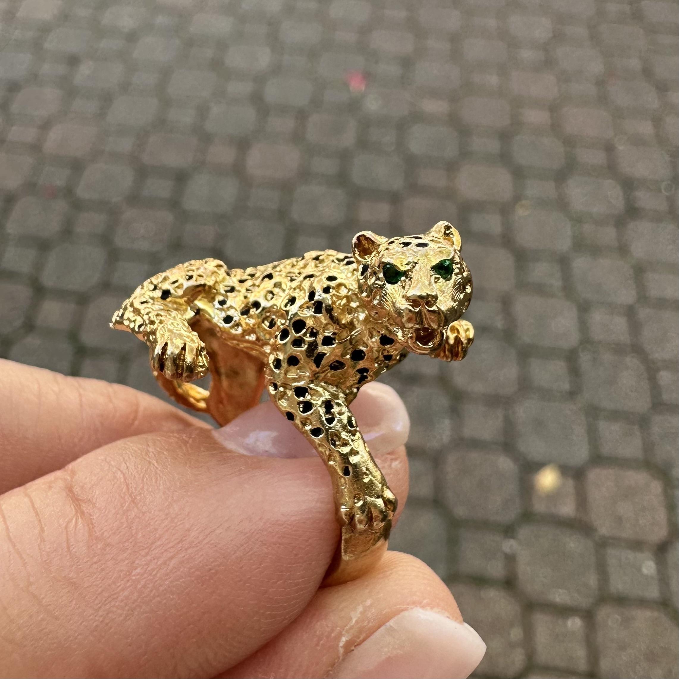 Anello d'epoca in oro 14k con occhi di smeraldo e smalto nero con macchie di leopardo saltatore in vendita 7