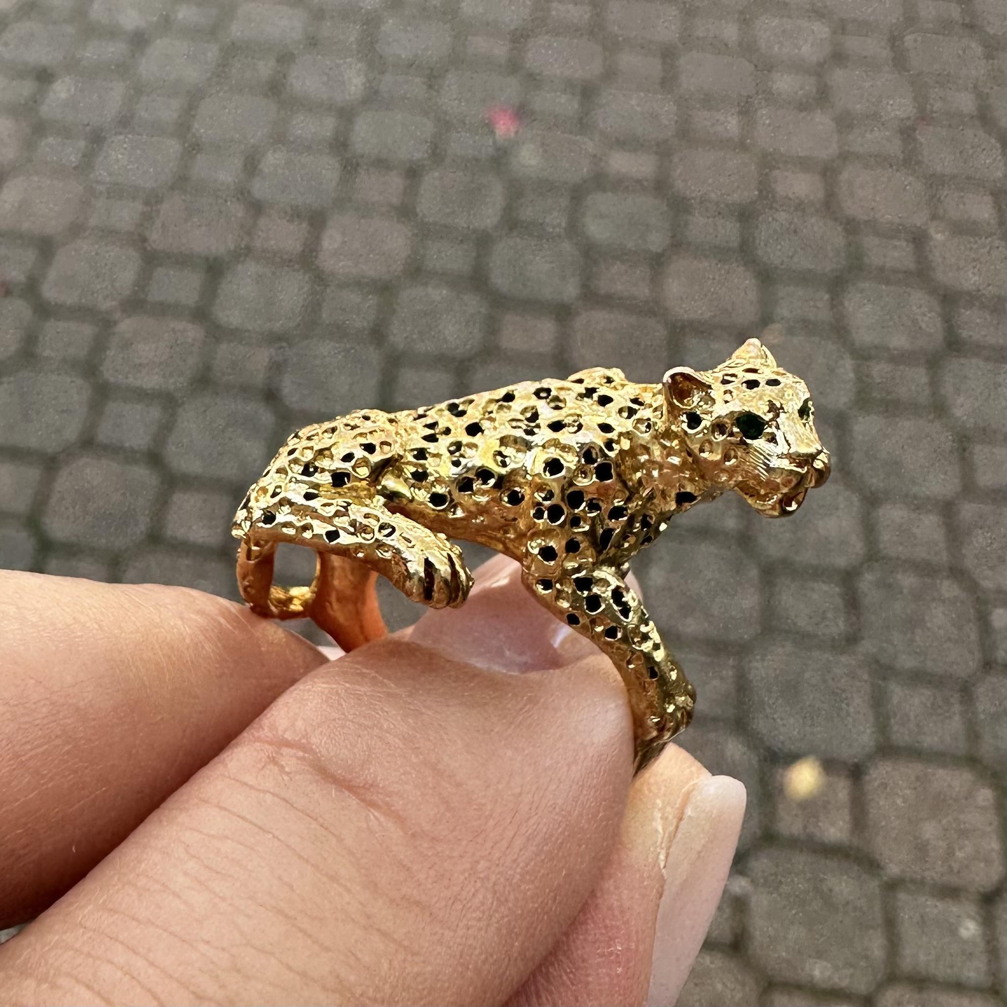 Anello d'epoca in oro 14k con occhi di smeraldo e smalto nero con macchie di leopardo saltatore in vendita 8