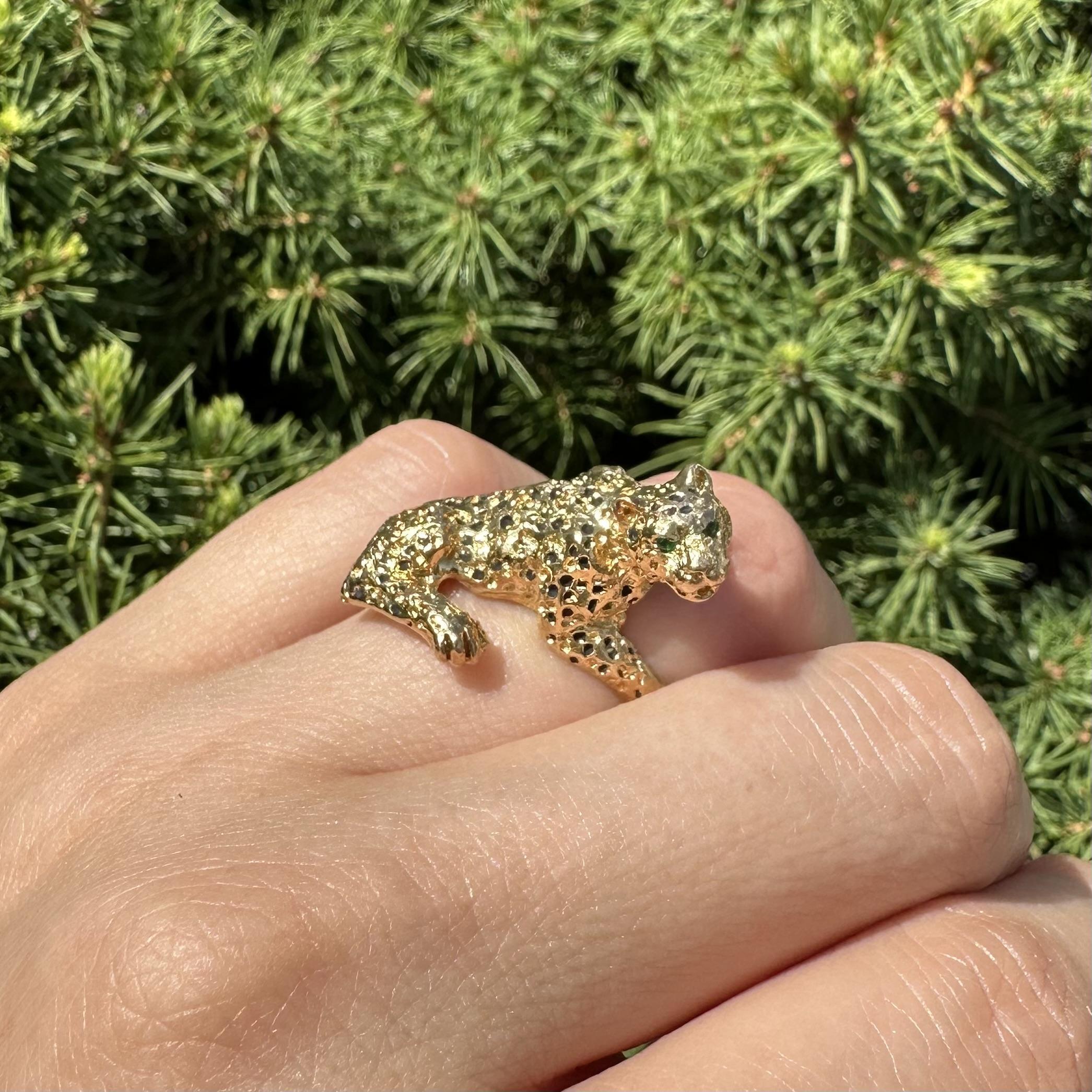 Vintage 14k Or Emerald Eyes Black Enamel Spots Jumping Leopard Big Cat Ring en vente 10