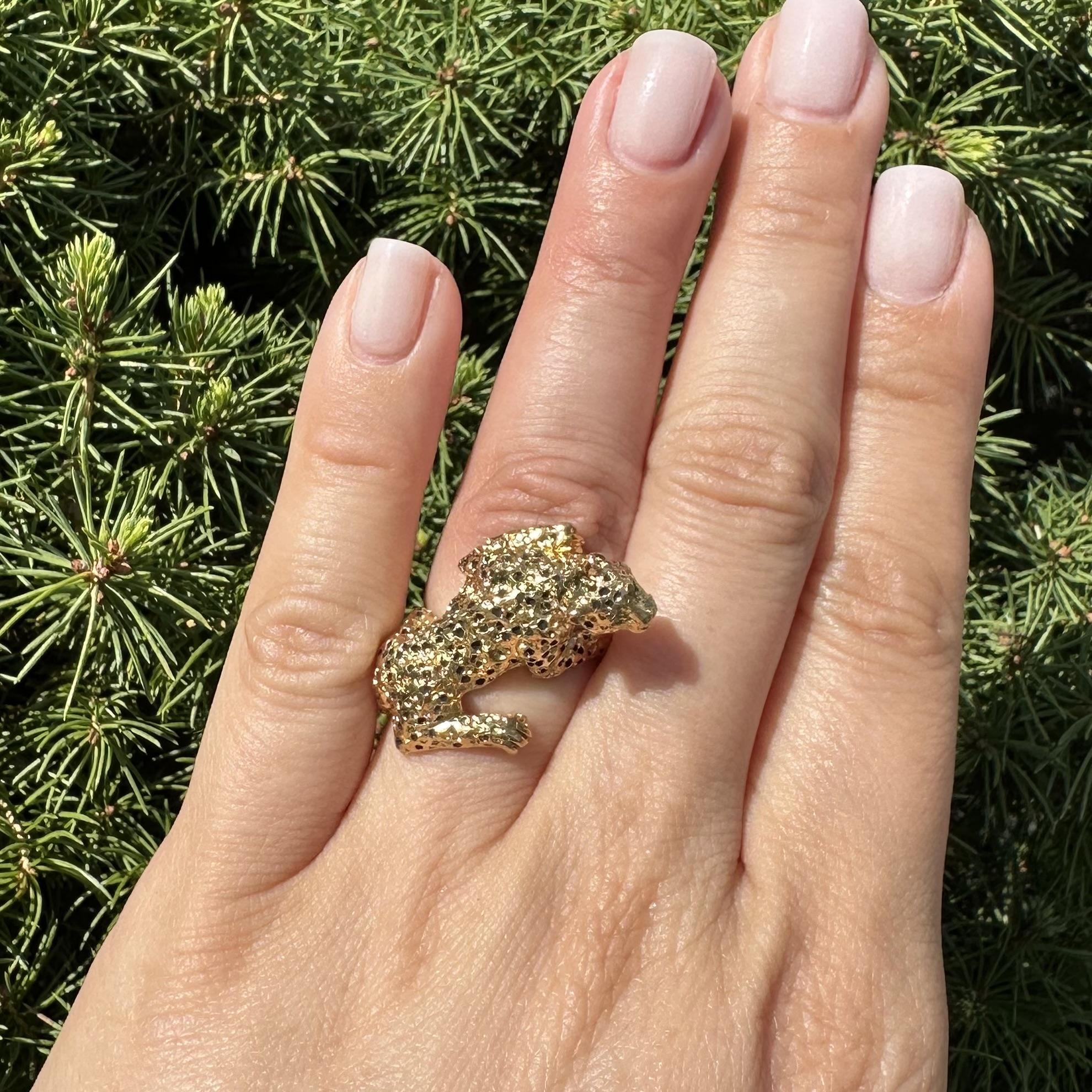 Vintage 14k Or Emerald Eyes Black Enamel Spots Jumping Leopard Big Cat Ring en vente 11