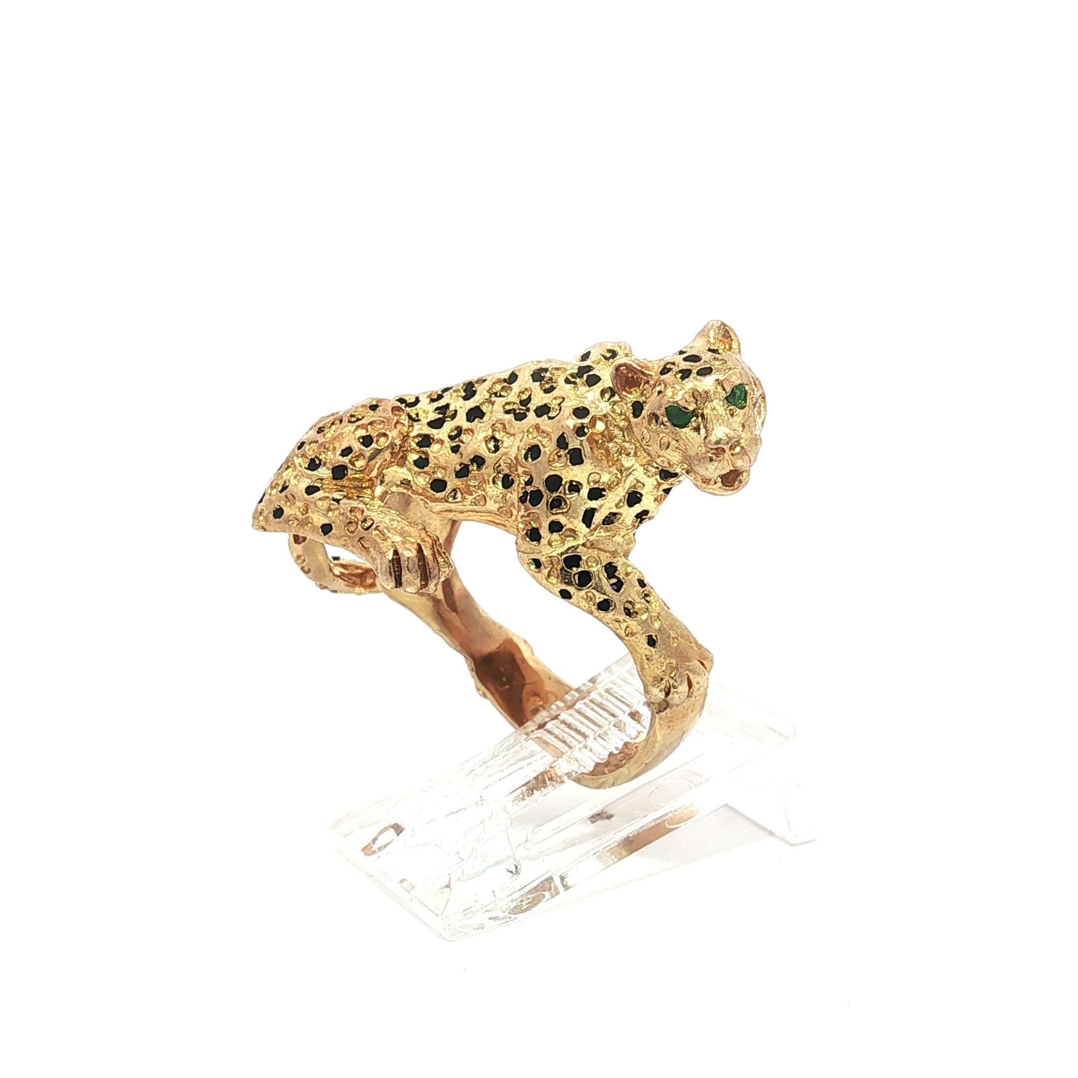 Taille brillant Vintage 14k Or Emerald Eyes Black Enamel Spots Jumping Leopard Big Cat Ring en vente