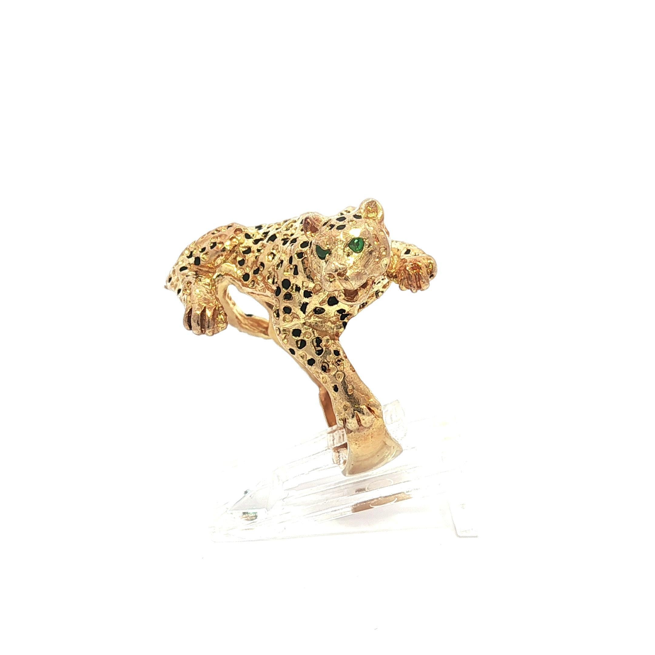 Vintage 14k Or Emerald Eyes Black Enamel Spots Jumping Leopard Big Cat Ring Bon état - En vente à Montclair, NJ