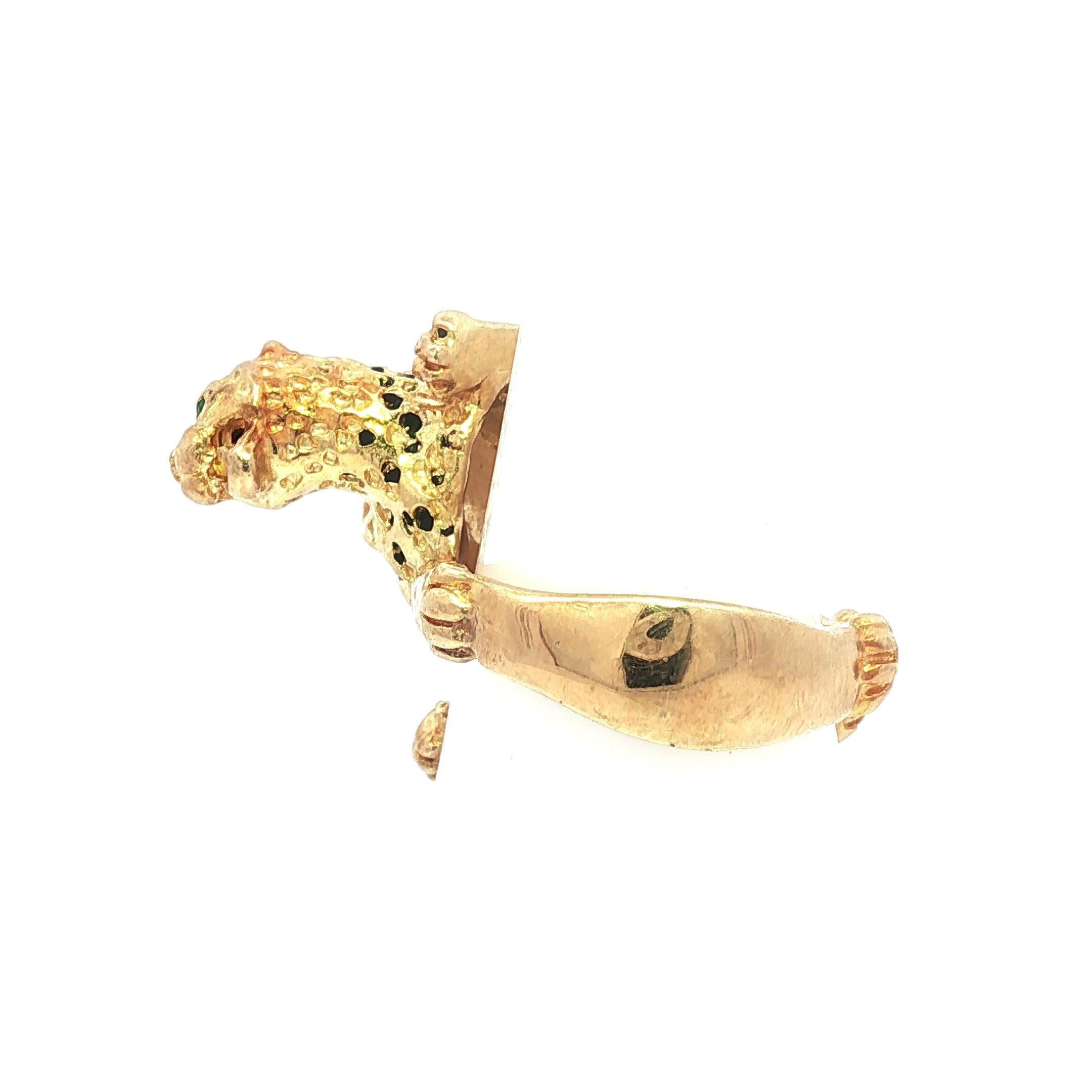 Anello d'epoca in oro 14k con occhi di smeraldo e smalto nero con macchie di leopardo saltatore in vendita 1