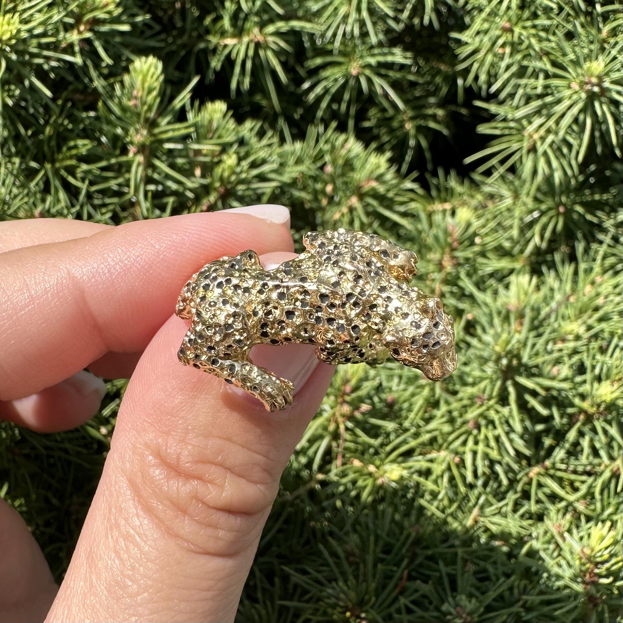 Anello d'epoca in oro 14k con occhi di smeraldo e smalto nero con macchie di leopardo saltatore in vendita 3