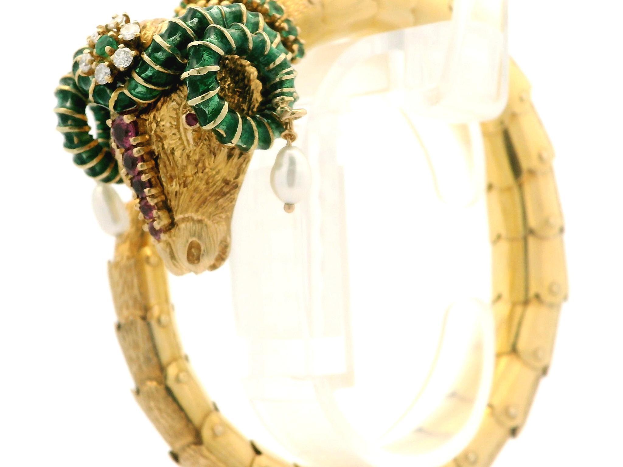 --Stein(e):--
(1) Natürliche echte Jade - ovaler Cabochon-Schliff - Zackenfassung - Farbe Olivgrün - 8,1x6,1 mm (ca.)
(13) Natürliche echte Smaragde - runder Brillantschliff - Zackenfassung - lebendige grüne Farbe - 0,40ctw (ca.)
(19) Natürliche
