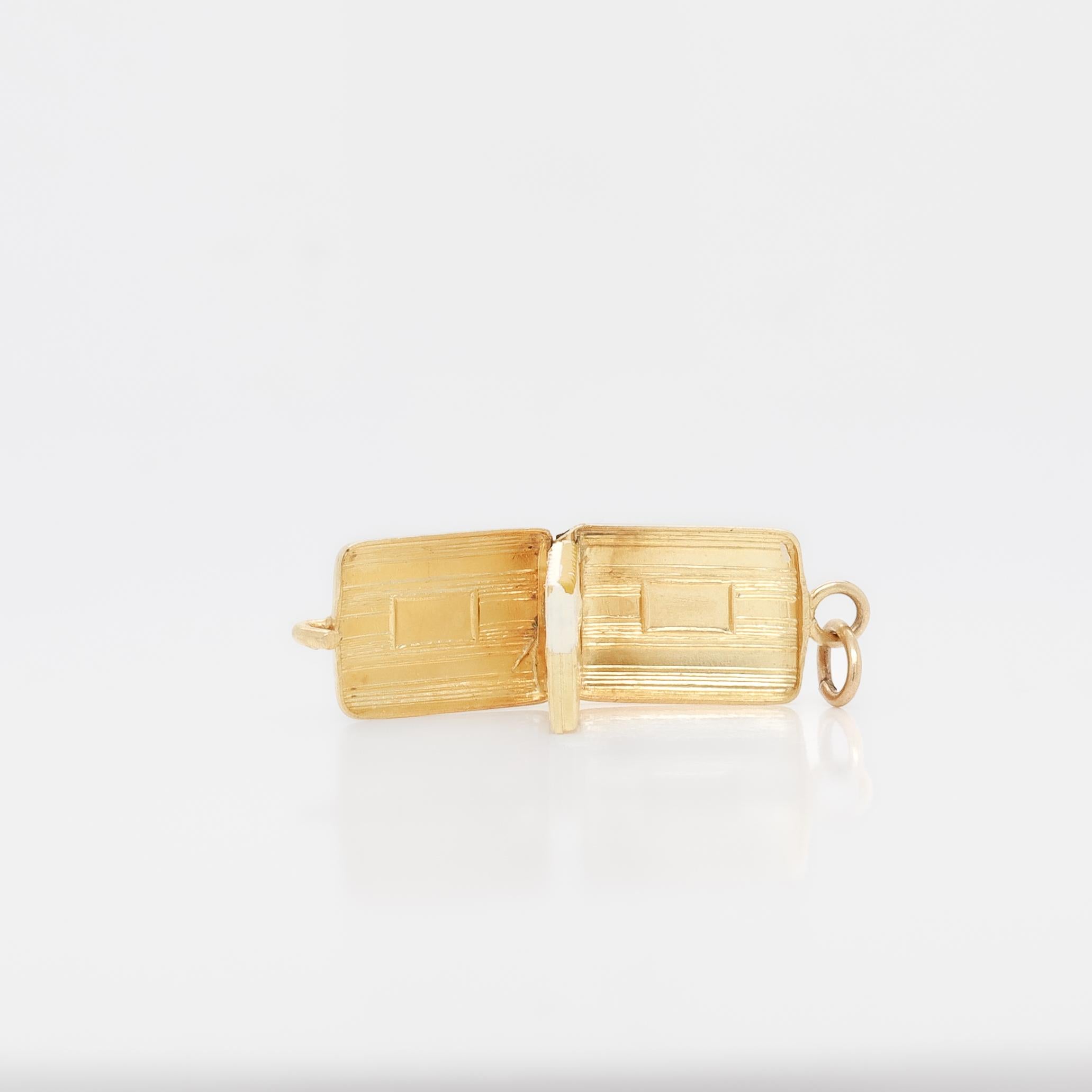 Charm per braccialetto in oro 14K e smalto con motore girato per un portasigarette in vendita 9