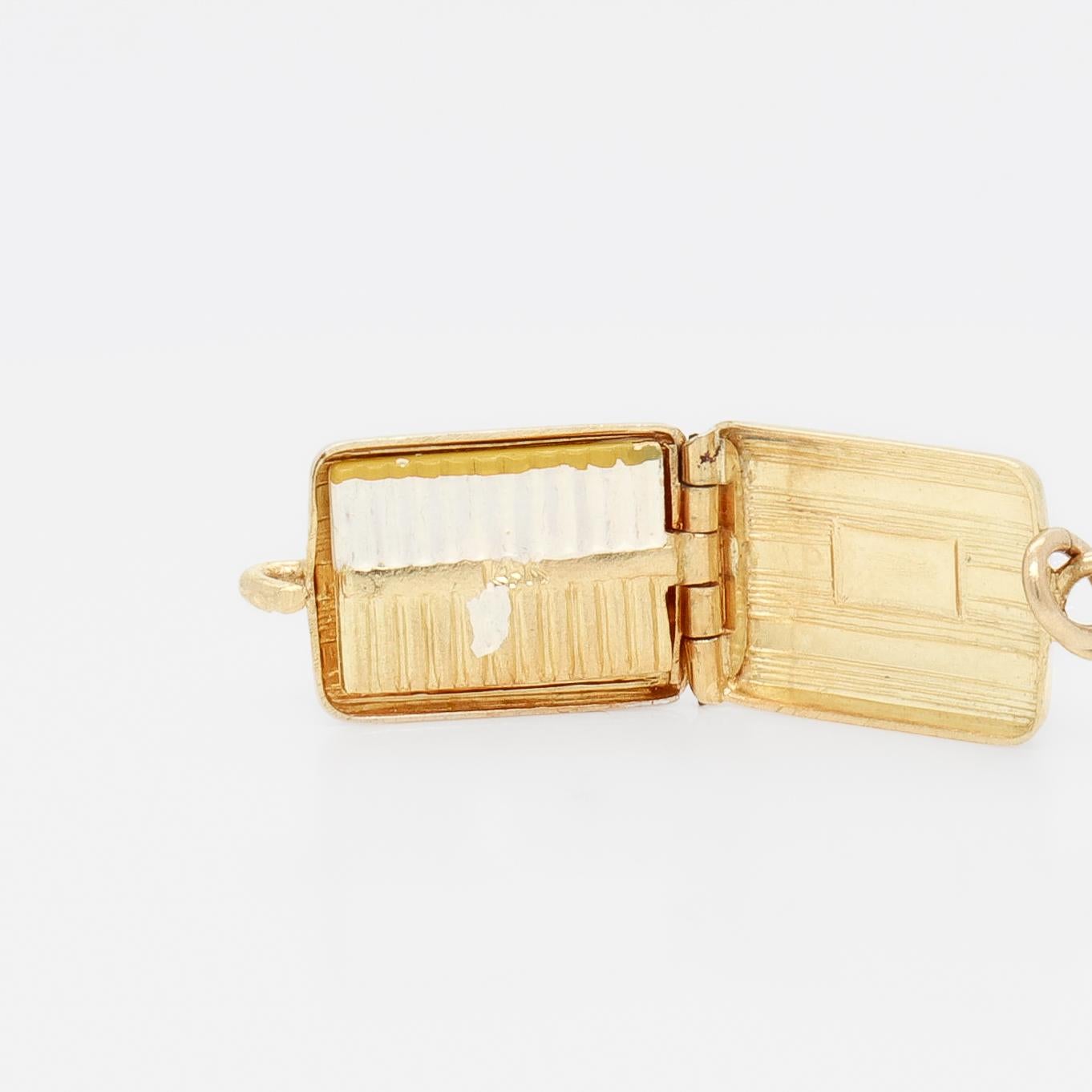 Charm per braccialetto in oro 14K e smalto con motore girato per un portasigarette in vendita 10