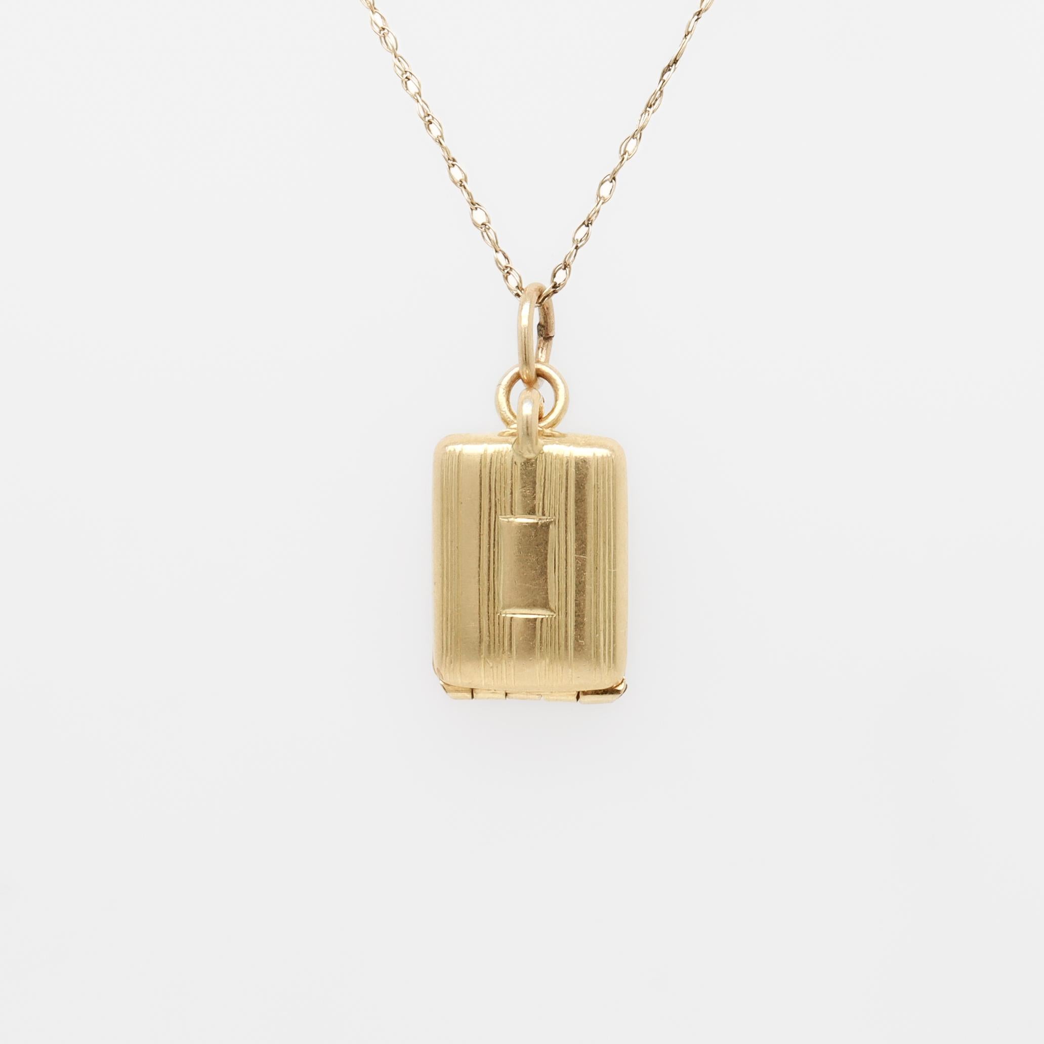 Rétro Charm per braccialetto in oro 14K e smalto con motore girato per un portasigarette in vendita
