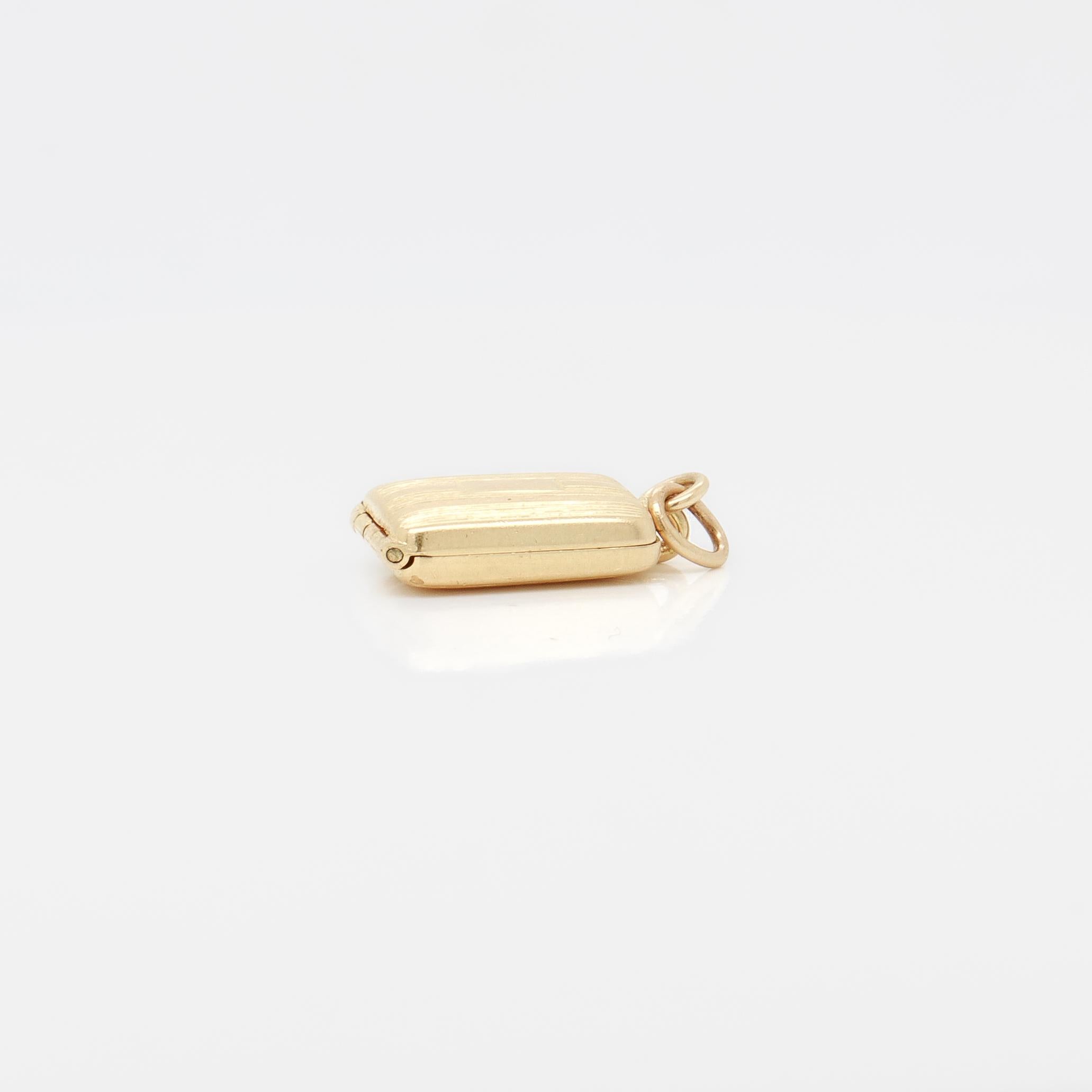 Charm per braccialetto in oro 14K e smalto con motore girato per un portasigarette in vendita 1