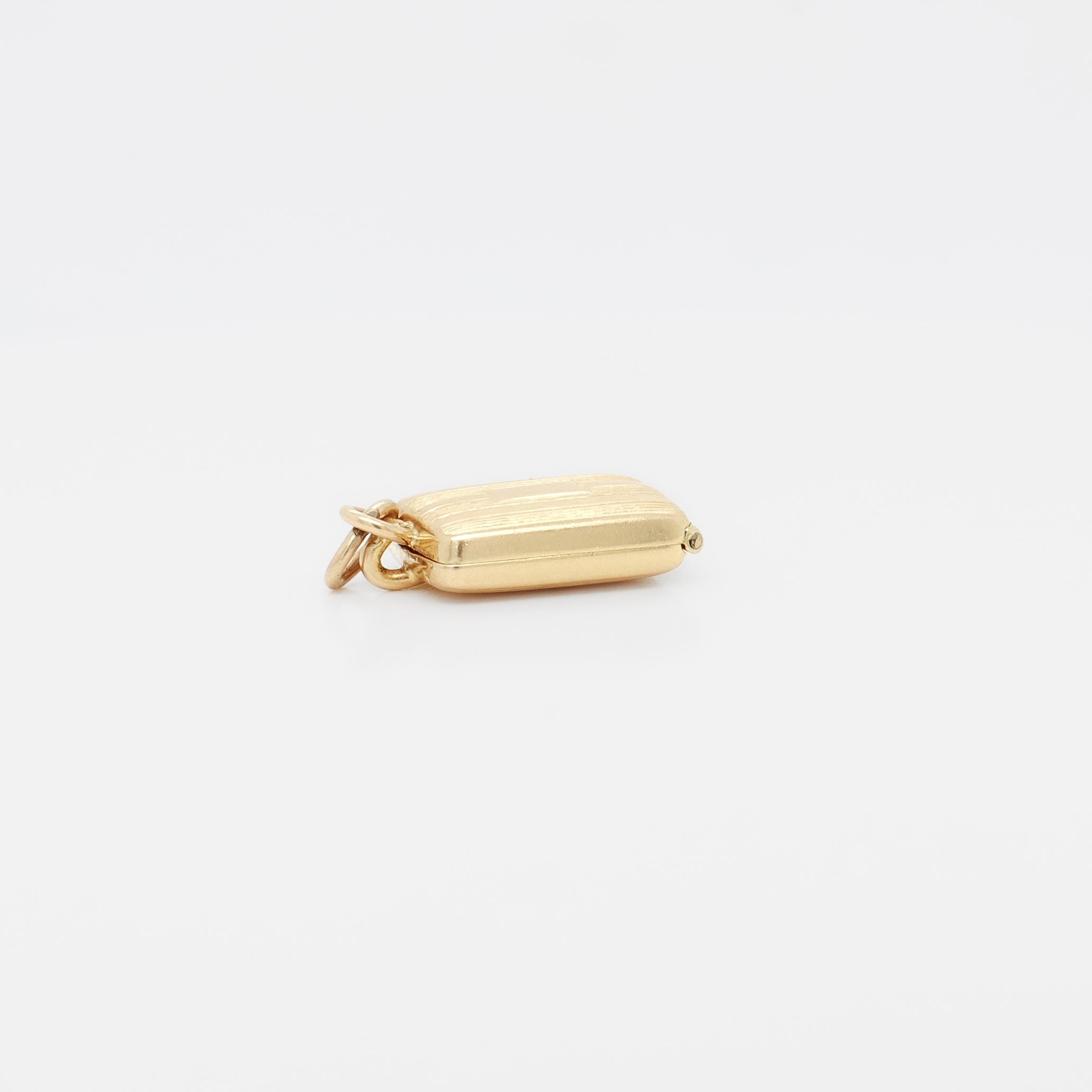 Charm per braccialetto in oro 14K e smalto con motore girato per un portasigarette in vendita 2