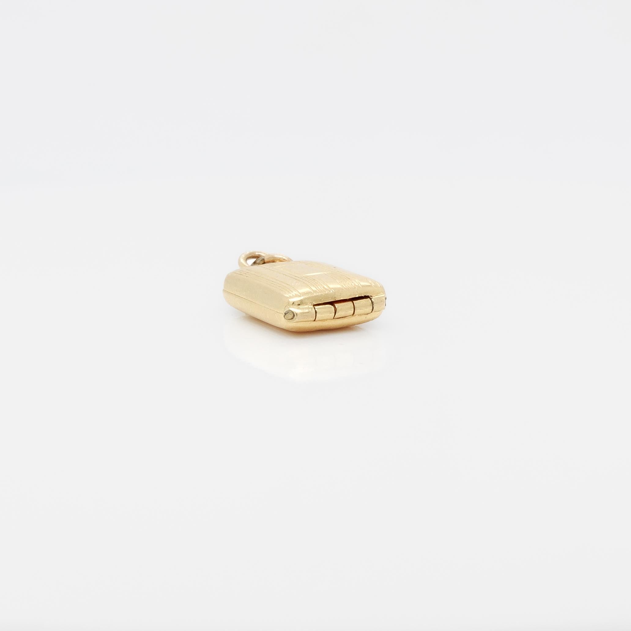 Charm per braccialetto in oro 14K e smalto con motore girato per un portasigarette in vendita 3