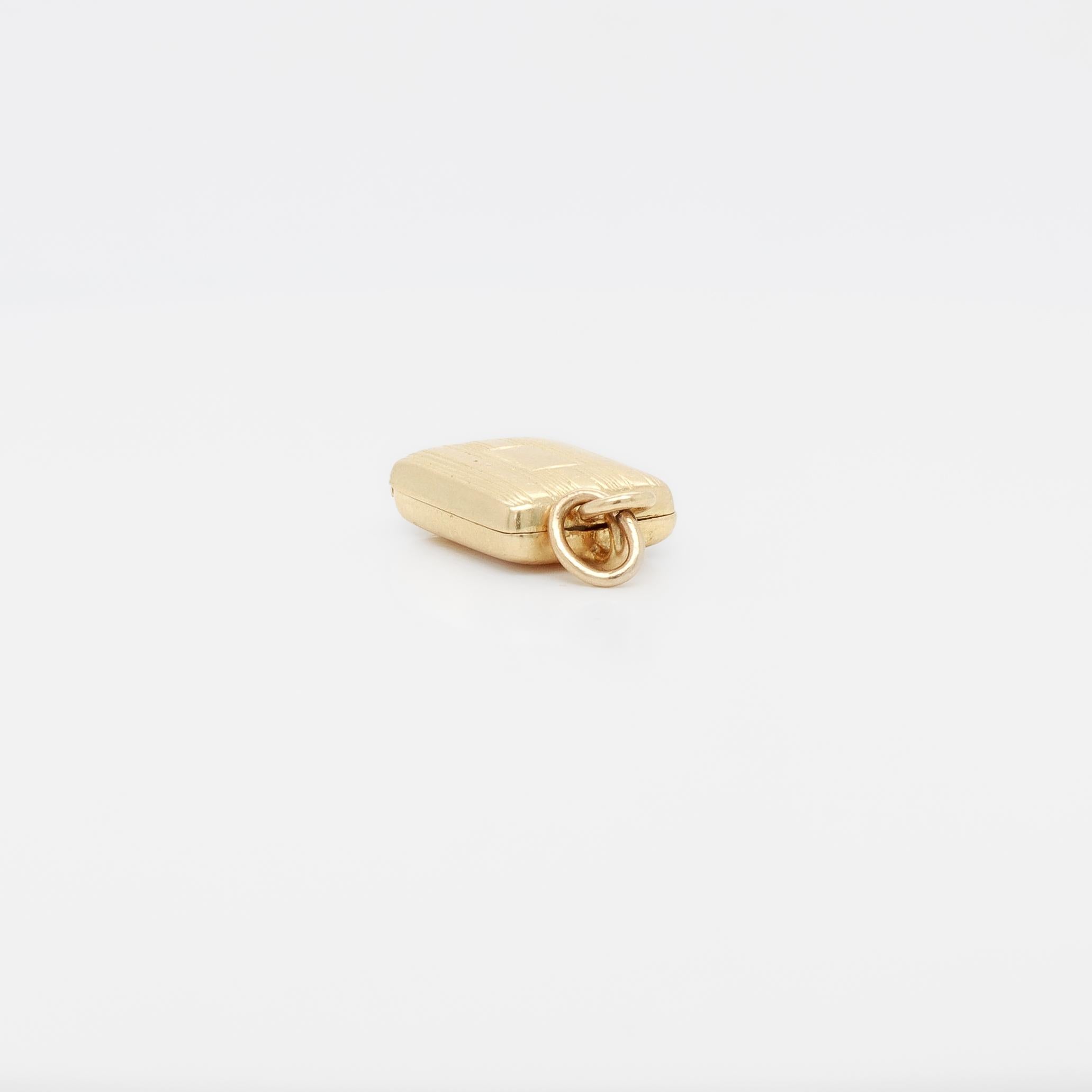 Charm per braccialetto in oro 14K e smalto con motore girato per un portasigarette in vendita 4