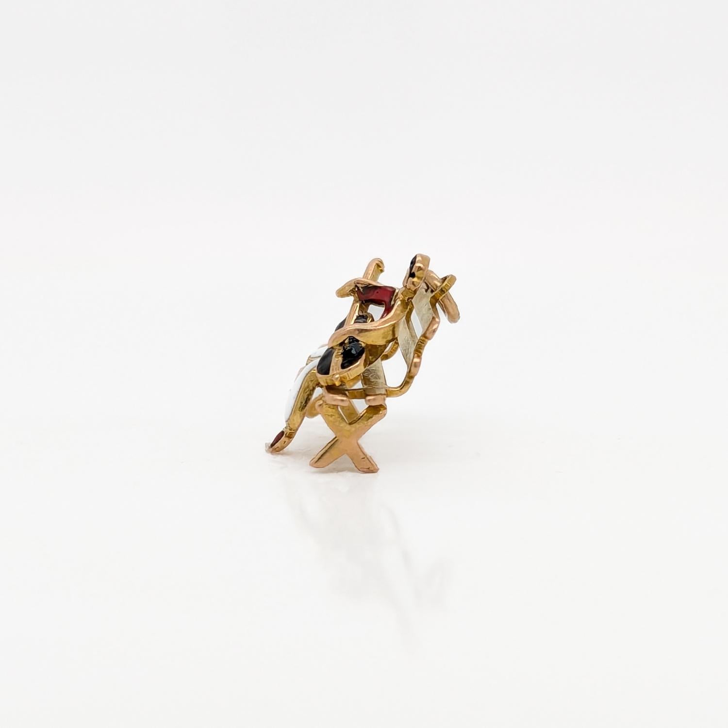 Chitarrista figurativo d'epoca in oro 14 carati e smalto su panchina in vendita 1