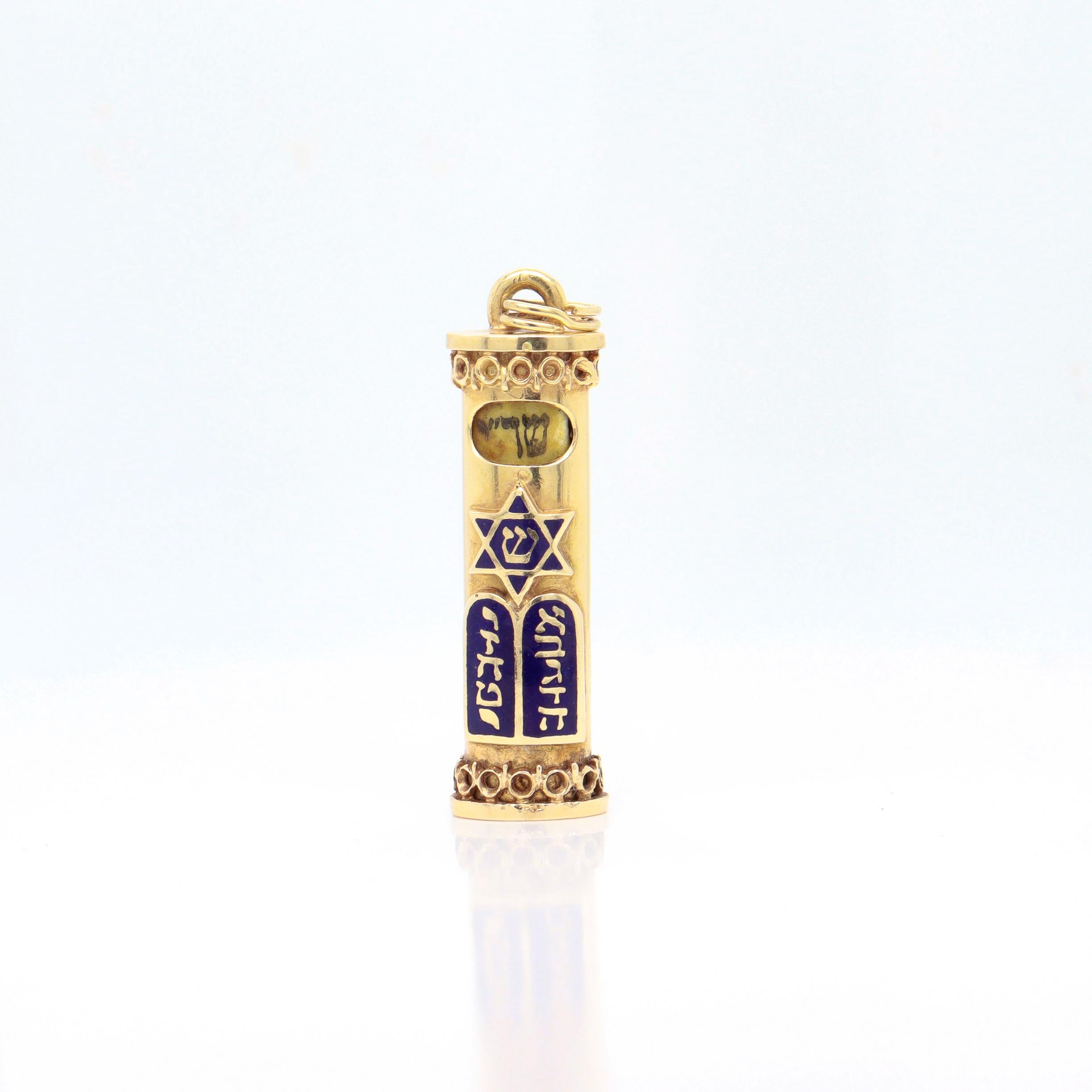 Femenino o masculino Mezuzah judaica vintage de oro de 14 quilates y esmalte para pulsera en venta