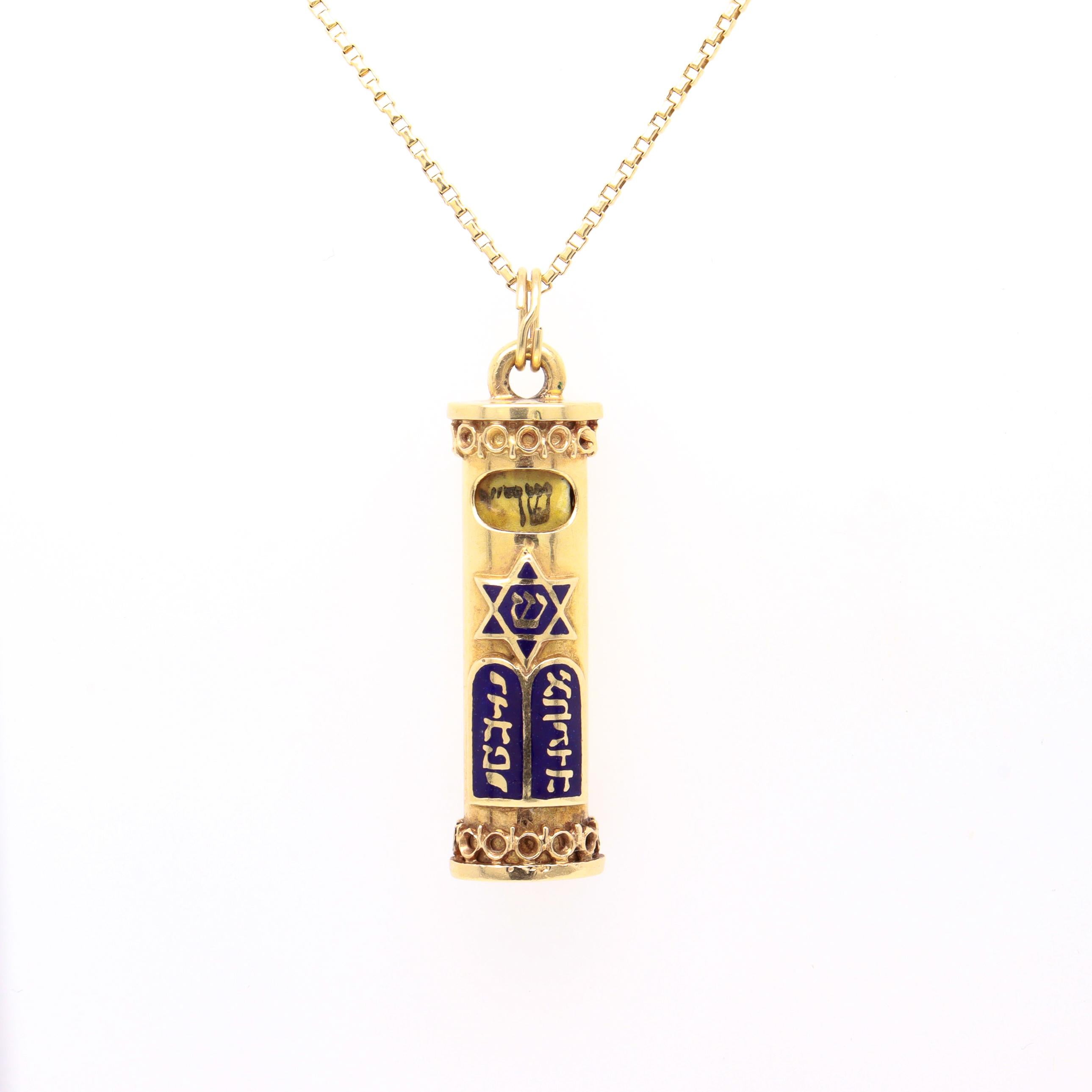 Mezuzah judaica vintage de oro de 14 quilates y esmalte para pulsera en venta 1