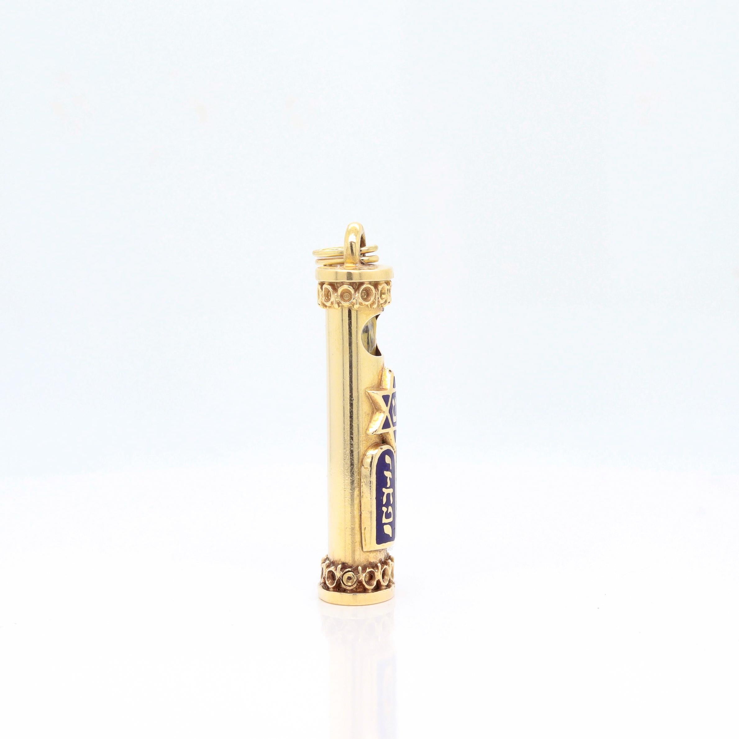Mezuzah judaica vintage de oro de 14 quilates y esmalte para pulsera en venta 4