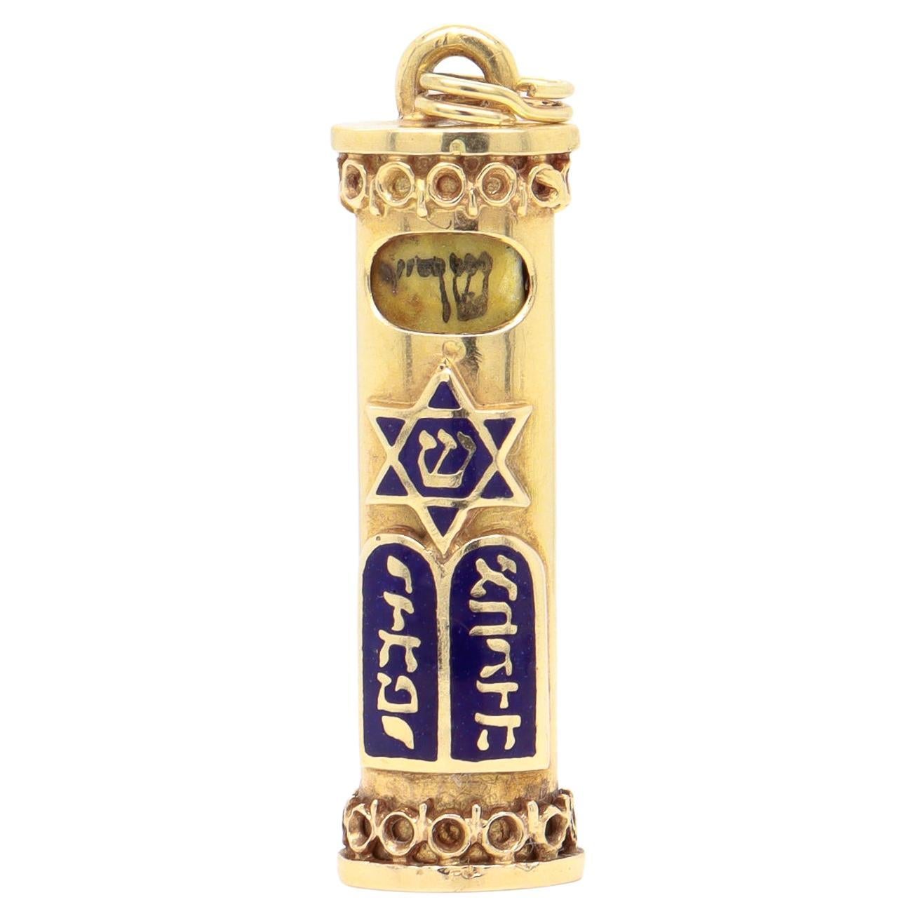 Mezuzah judaica vintage de oro de 14 quilates y esmalte para pulsera en venta