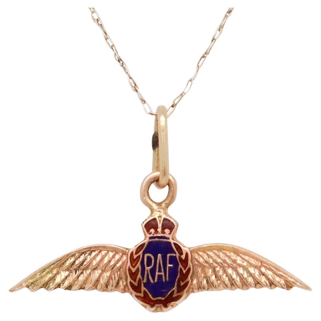 Charm d'epoca in oro 14K e smalto con distintivo di volo "Wings" di un pilota della Royal Air Force in vendita