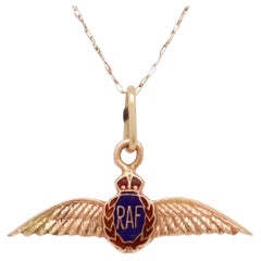 Charm d'epoca in oro 14K e smalto con distintivo di volo "Wings" di un pilota della Royal Air Force